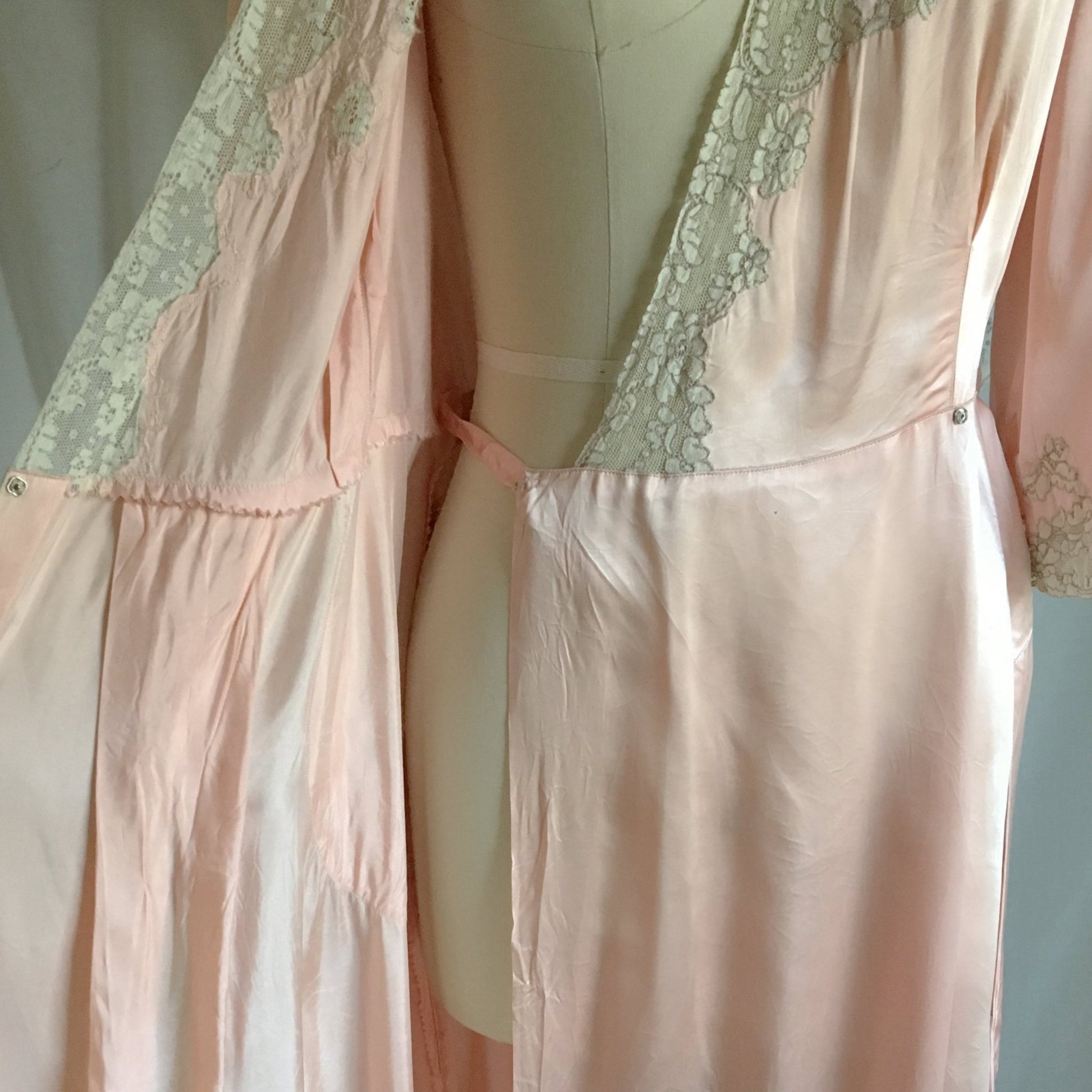 Vintage 1930's Robe | Rose Gold Pink Rayon Satin with Embroidered Lace Tulle & Train | Size S, Med - Daggers & Dames