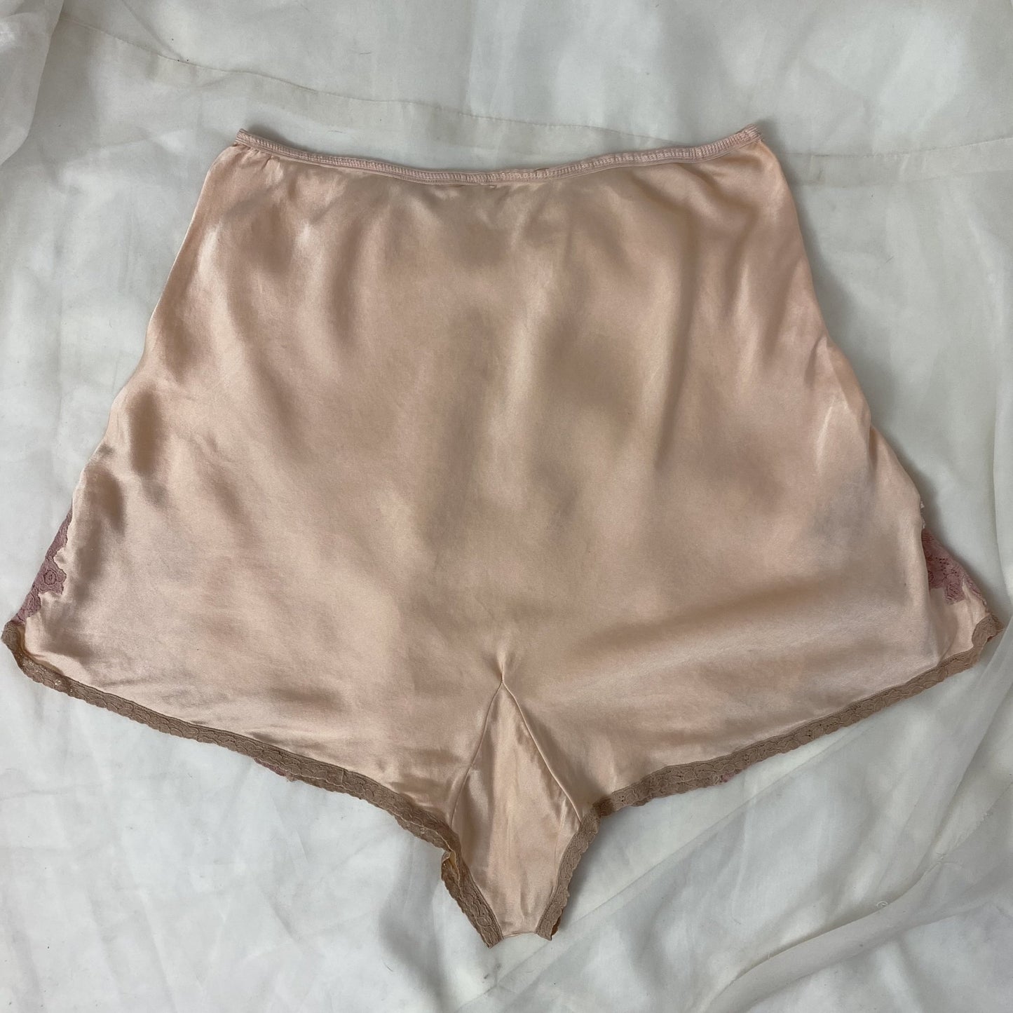 Vintage 1930's Tap Pants | Champagne Pink Silk Charmeuse with Mauve Lace Appliqués | Size M, LG | Franklin, Simon, & Co. - Daggers & Dames