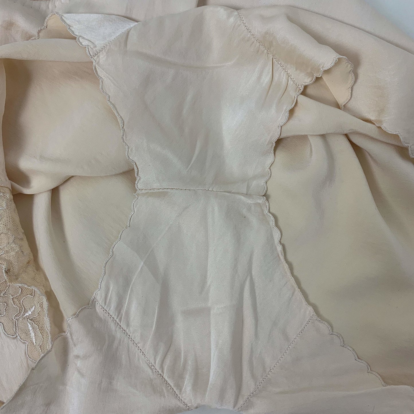 Vintage 1930's Tap Pants | Champagne Silk with Embroidered Crepe Appliqué | Size XS - Daggers & Dames