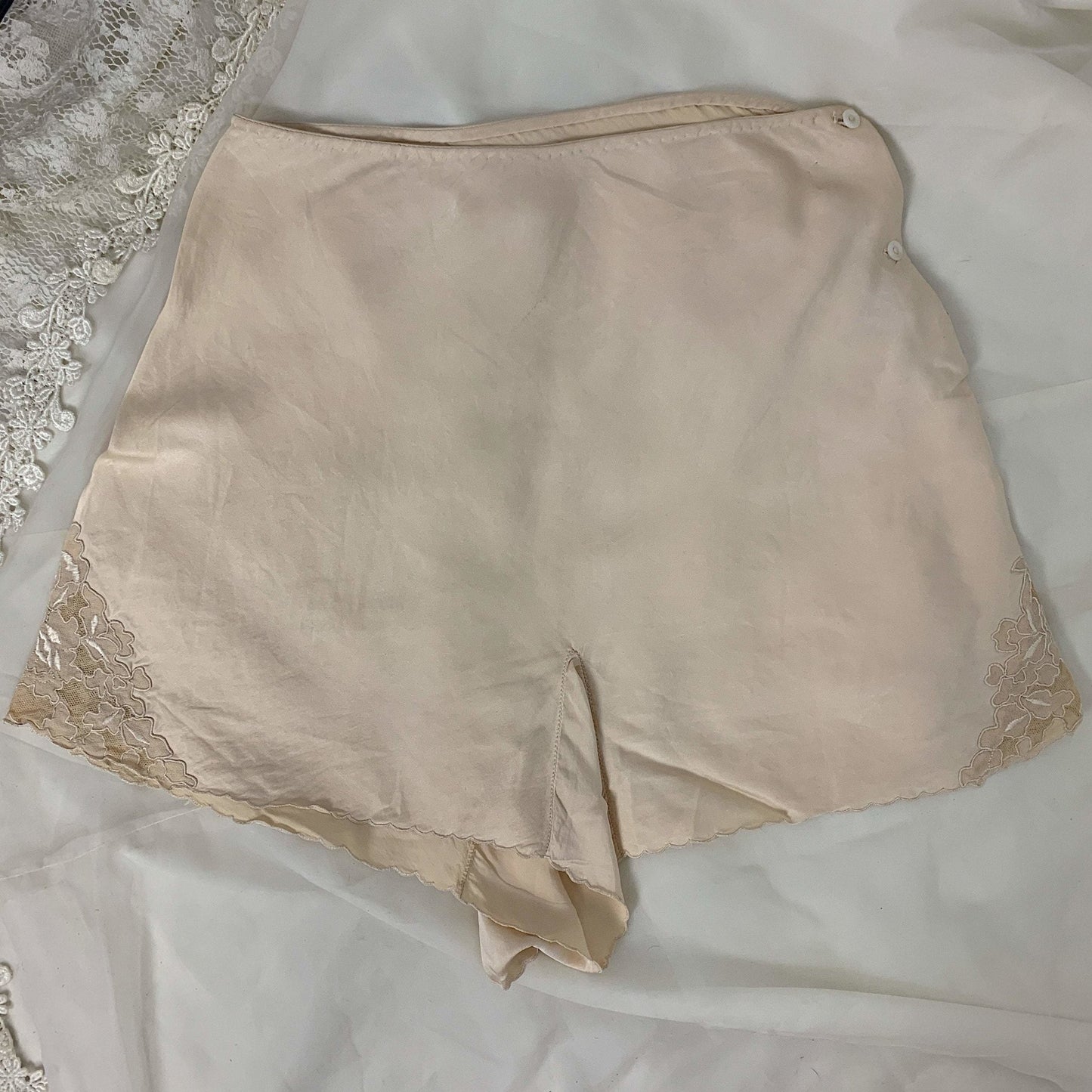 Vintage 1930's Tap Pants | Champagne Silk with Embroidered Crepe Appliqué | Size XS - Daggers & Dames
