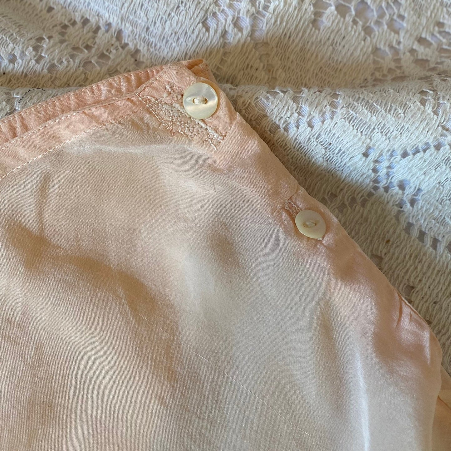 Vintage 1930's Tap Pants | Creamy Peach Silk with Floral Appliques & Embroidery | Size XS - Daggers & Dames