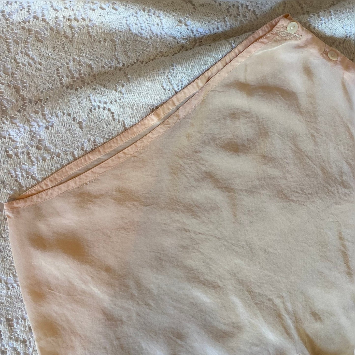 Vintage 1930's Tap Pants | Creamy Peach Silk with Floral Appliques & Embroidery | Size XS - Daggers & Dames