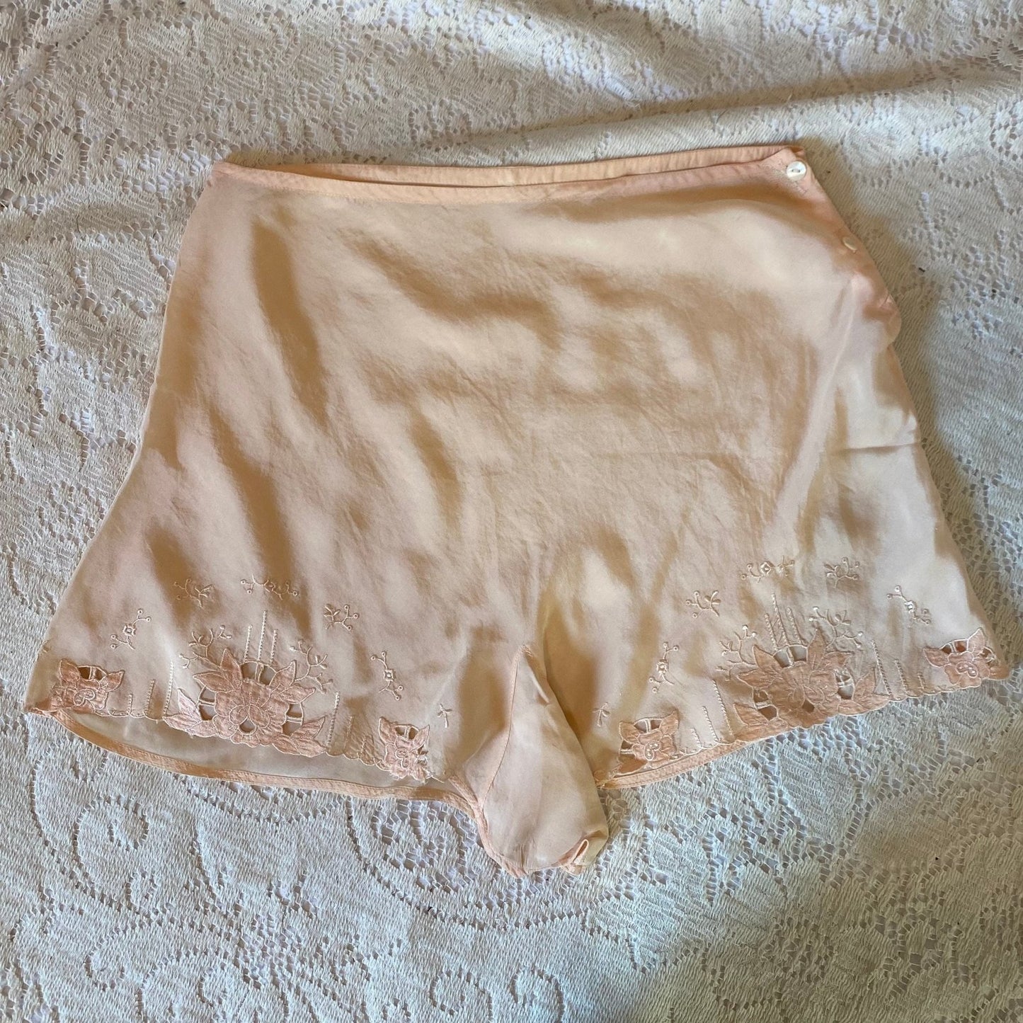 Vintage 1930's Tap Pants | Creamy Peach Silk with Floral Appliques & Embroidery | Size XS - Daggers & Dames