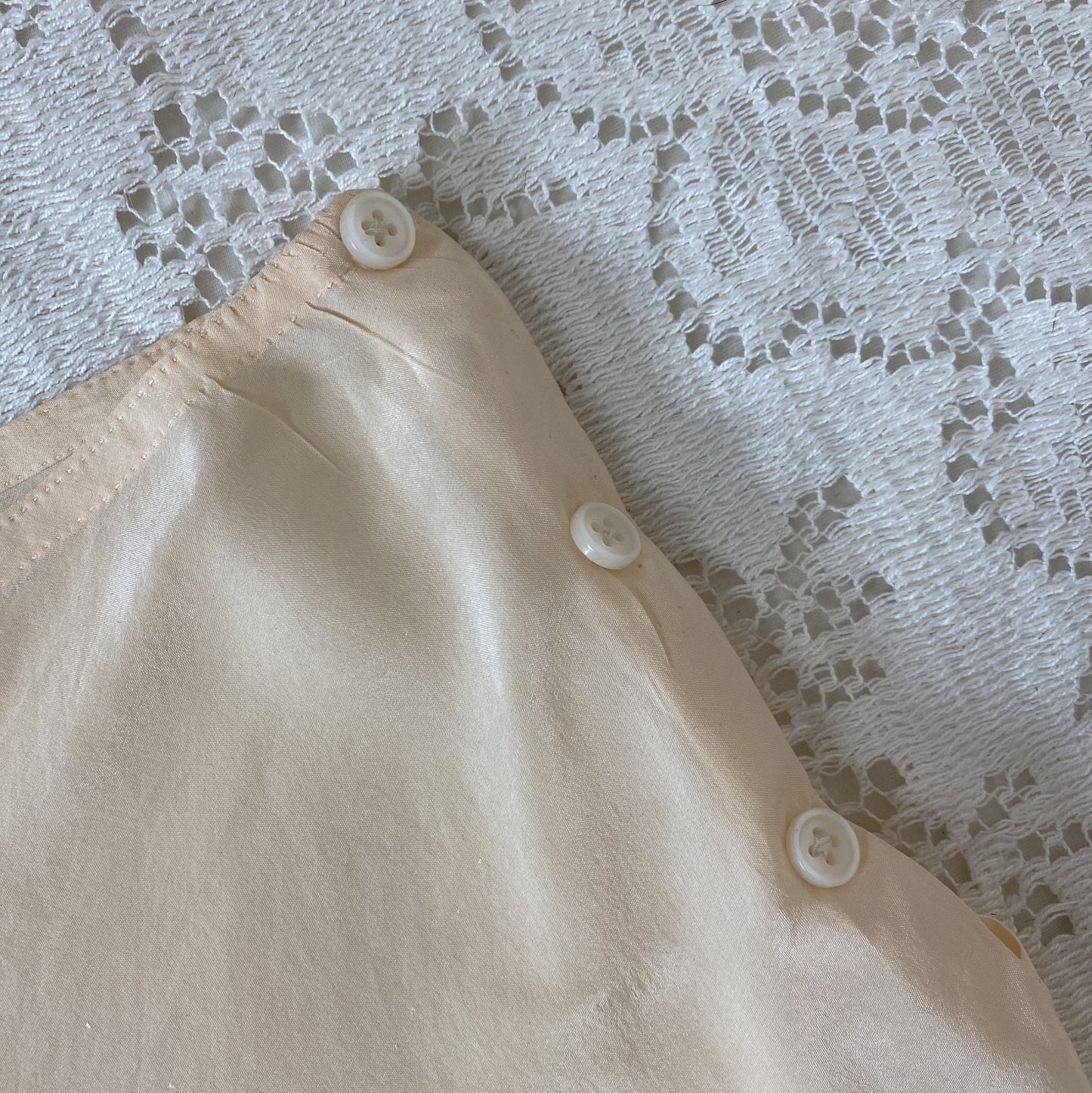Vintage 1930's Tap Pants | Handsewn Creamy Peach Silk with Floral Embroidery | Size XS, S | Yolande - Daggers & Dames