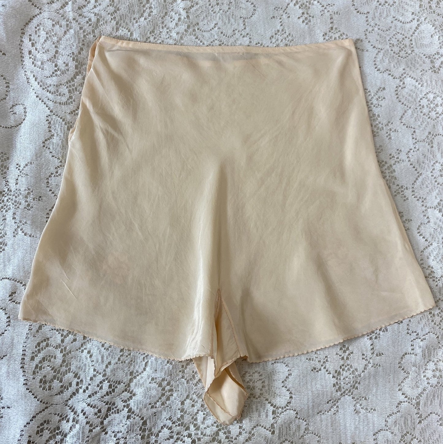 Vintage 1930's Tap Pants | Handsewn Creamy Peach Silk with Floral Embroidery | Size XS, S | Yolande - Daggers & Dames