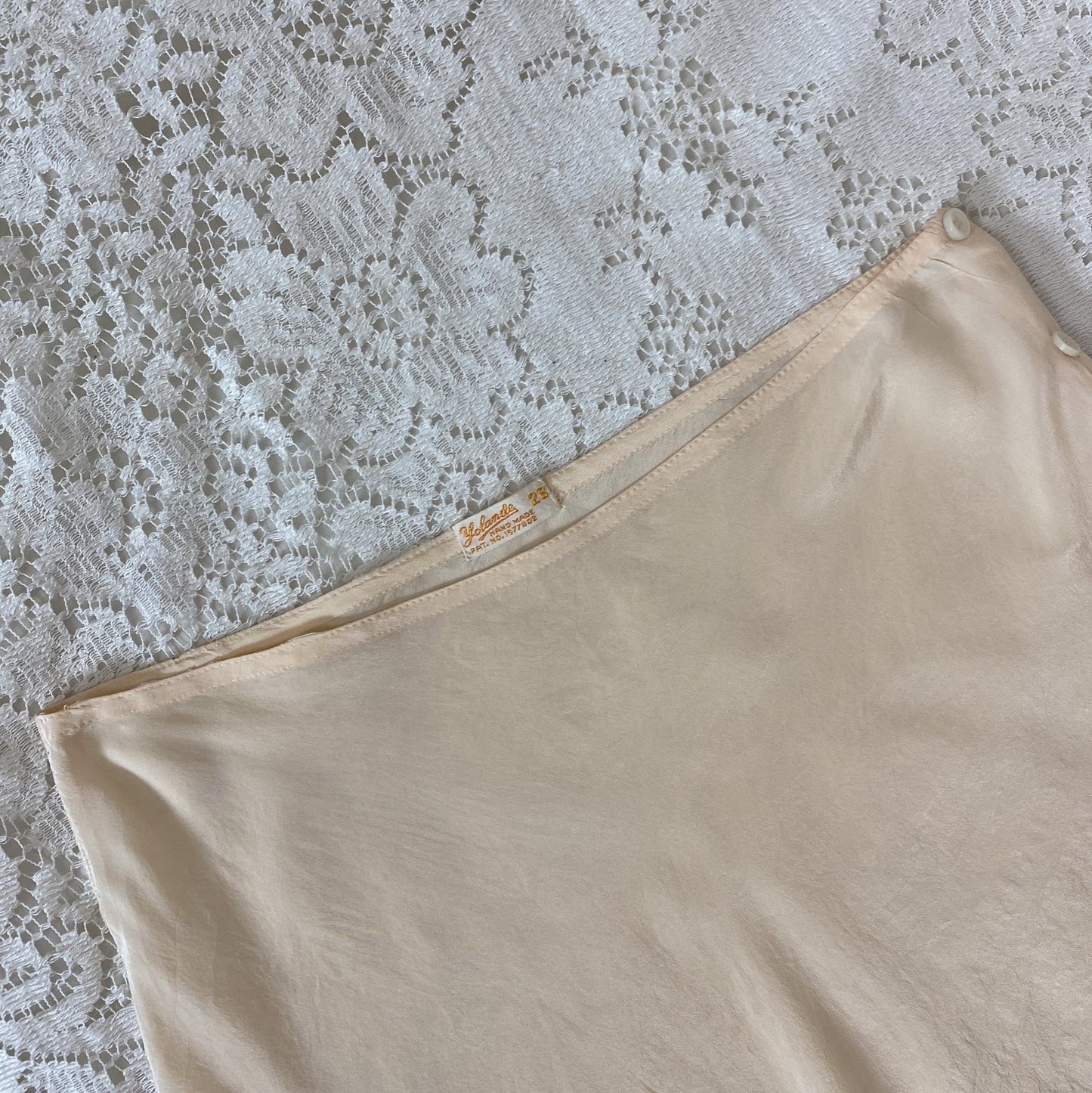 Vintage 1930's Tap Pants | Handsewn Creamy Peach Silk with Floral Embroidery | Size XS, S | Yolande - Daggers & Dames