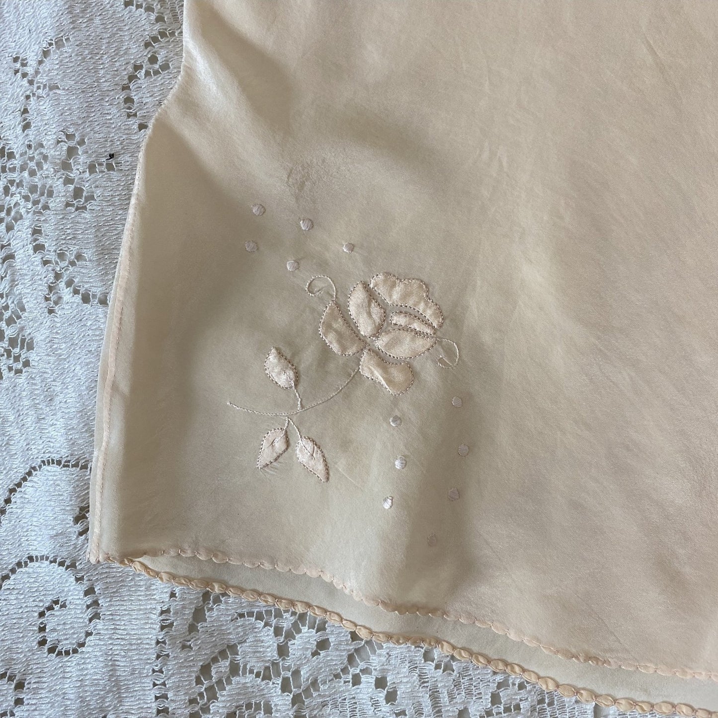 Vintage 1930's Tap Pants | Handsewn Creamy Peach Silk with Floral Embroidery | Size XS, S | Yolande - Daggers & Dames