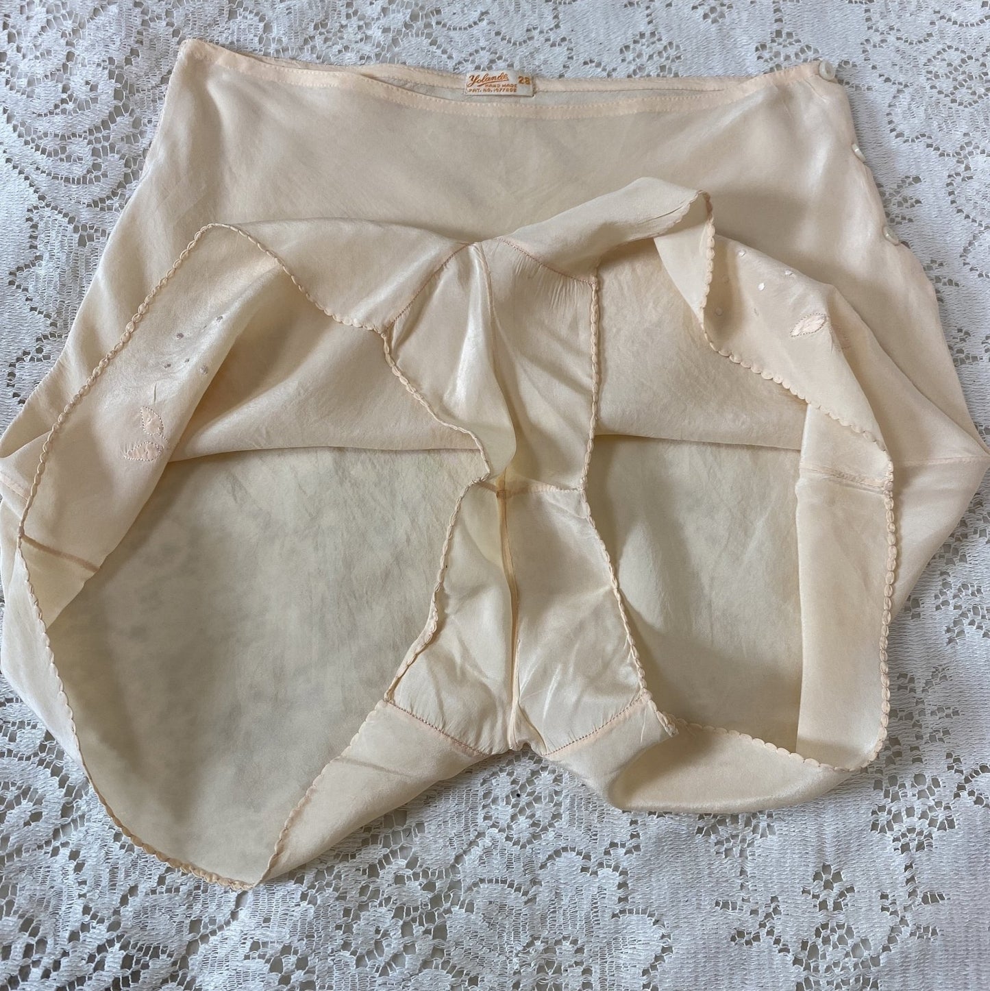 Vintage 1930's Tap Pants | Handsewn Creamy Peach Silk with Floral Embroidery | Size XS, S | Yolande - Daggers & Dames