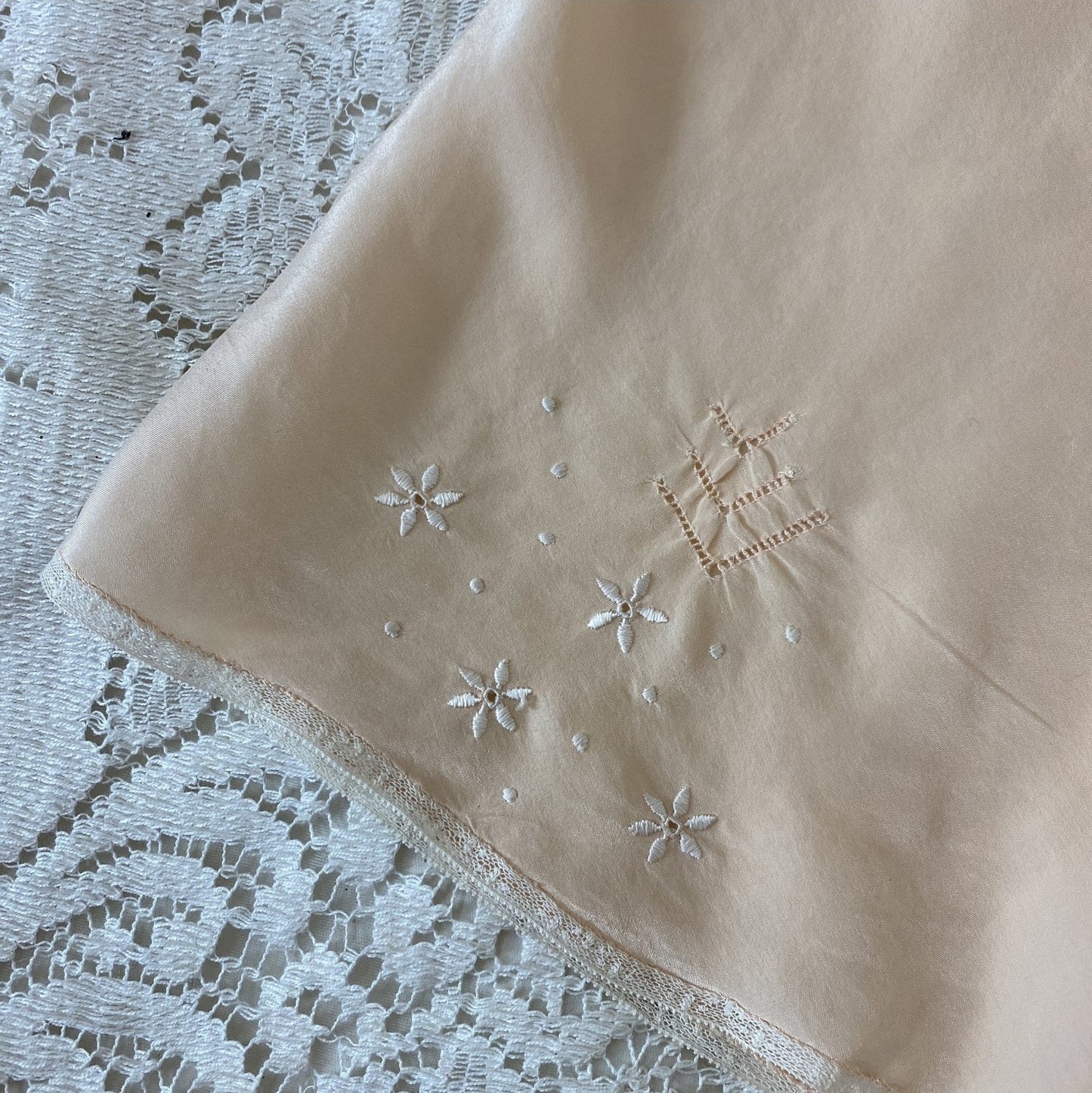 Vintage 1930's Tap Pants | Handsewn Warm Ivory Silk with Floral Embroidery & Lace | Size S | Yolande - Daggers & Dames