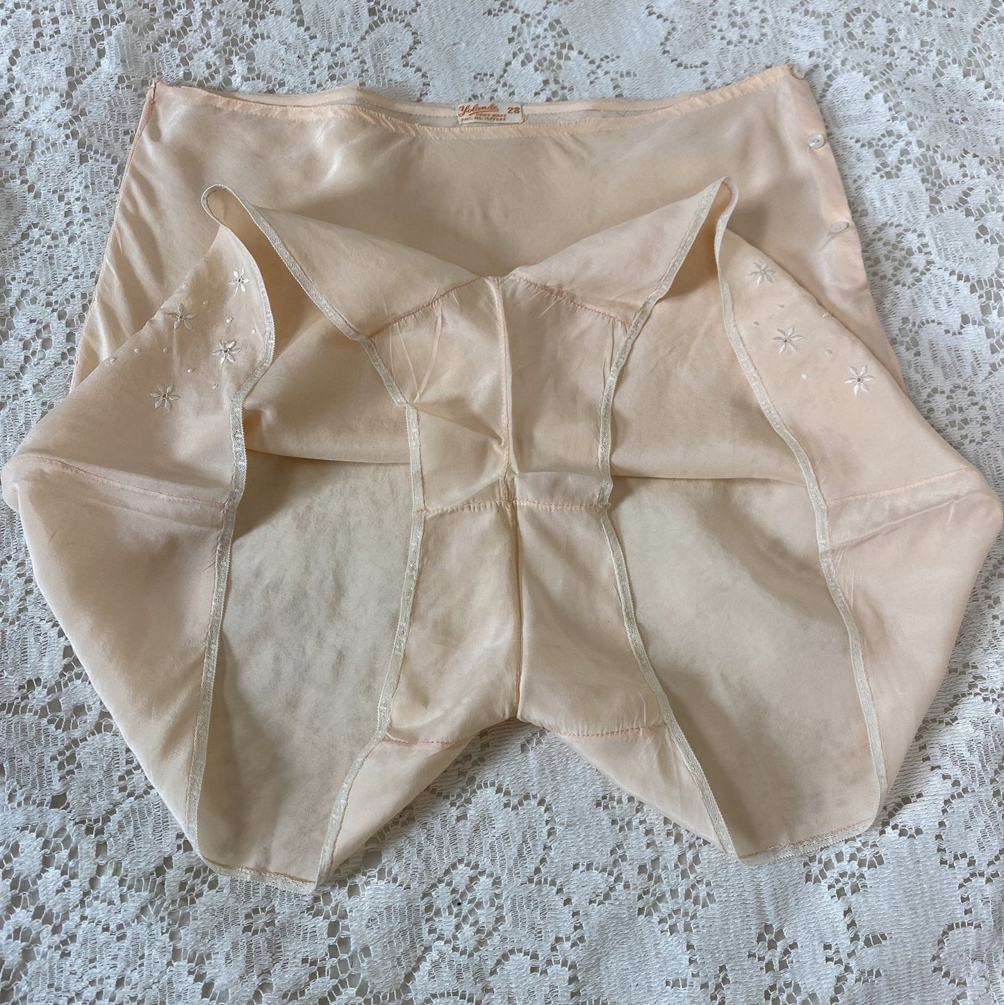 Vintage 1930's Tap Pants | Handsewn Warm Ivory Silk with Floral Embroidery & Lace | Size S | Yolande - Daggers & Dames