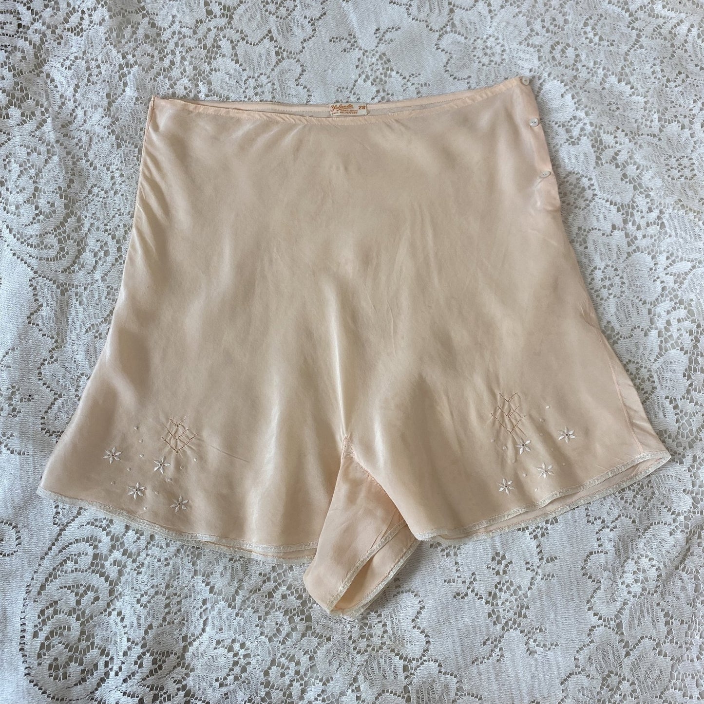 Vintage 1930's Tap Pants | Handsewn Warm Ivory Silk with Floral Embroidery & Lace | Size S | Yolande - Daggers & Dames