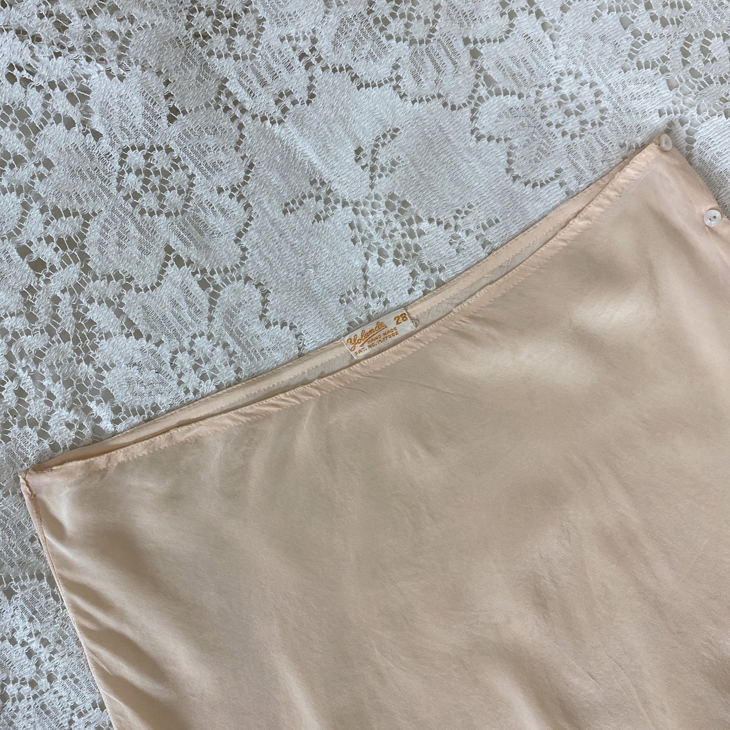 Vintage 1930's Tap Pants | Handsewn Warm Ivory Silk with Floral Embroidery & Lace | Size S | Yolande - Daggers & Dames