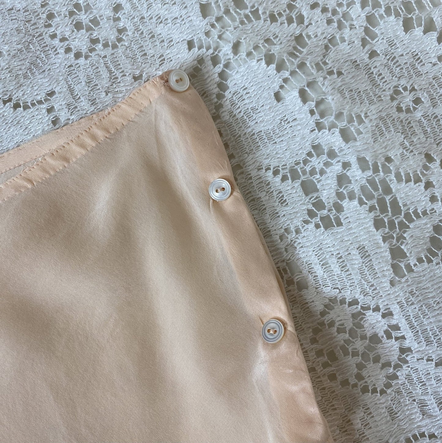 Vintage 1930's Tap Pants | Handsewn Warm Ivory Silk with Floral Embroidery & Lace | Size S | Yolande - Daggers & Dames