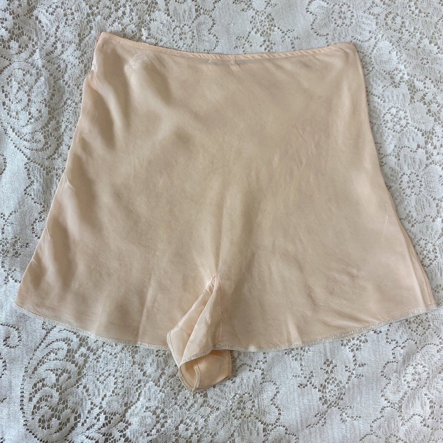 Vintage 1930's Tap Pants | Handsewn Warm Ivory Silk with Floral Embroidery & Lace | Size S | Yolande - Daggers & Dames