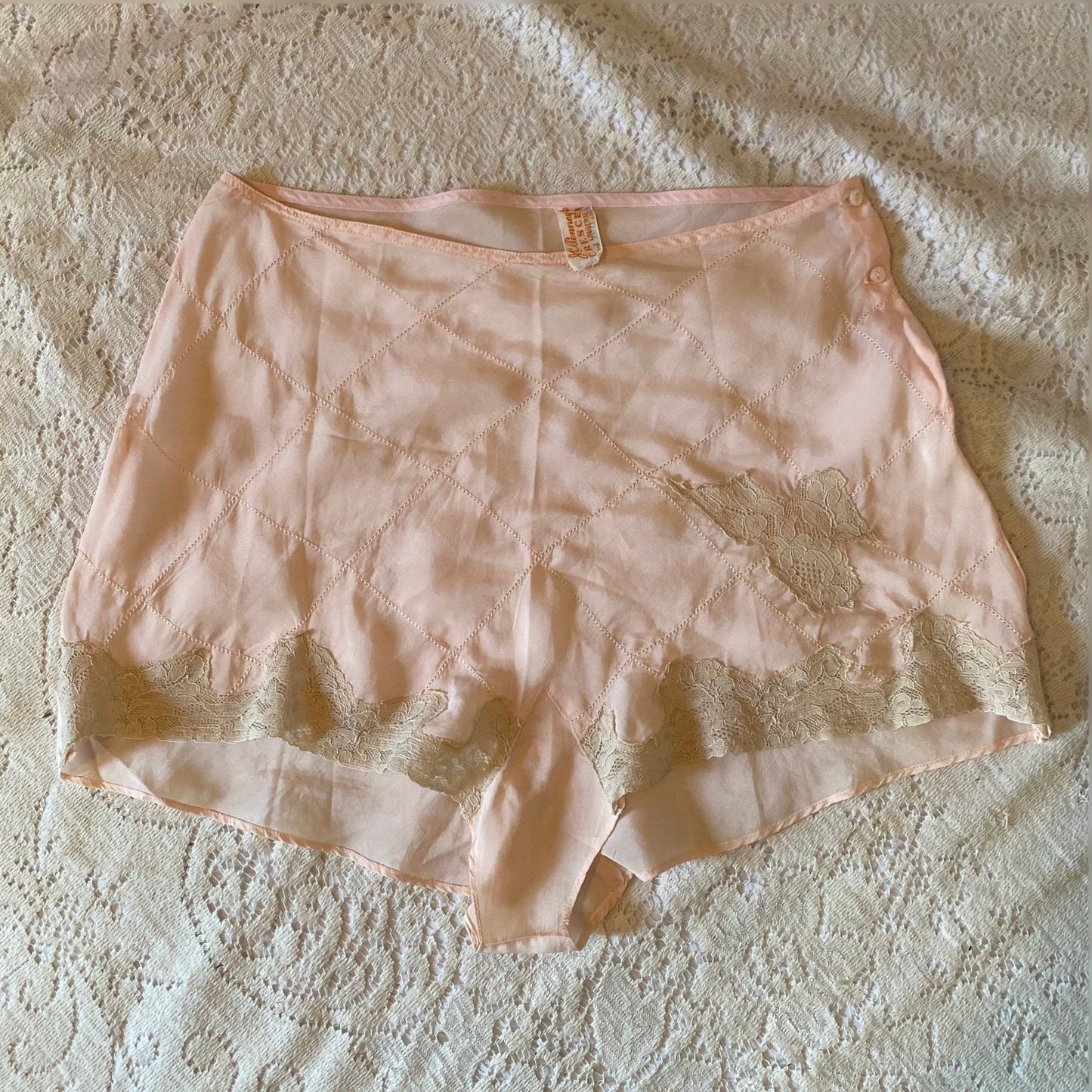 Vintage 1930's Tap Pants | Pale Rosy Peach Silk with Nude Lace & Diamond Stitching | Size S, M | J.C. Penney - Daggers & Dames
