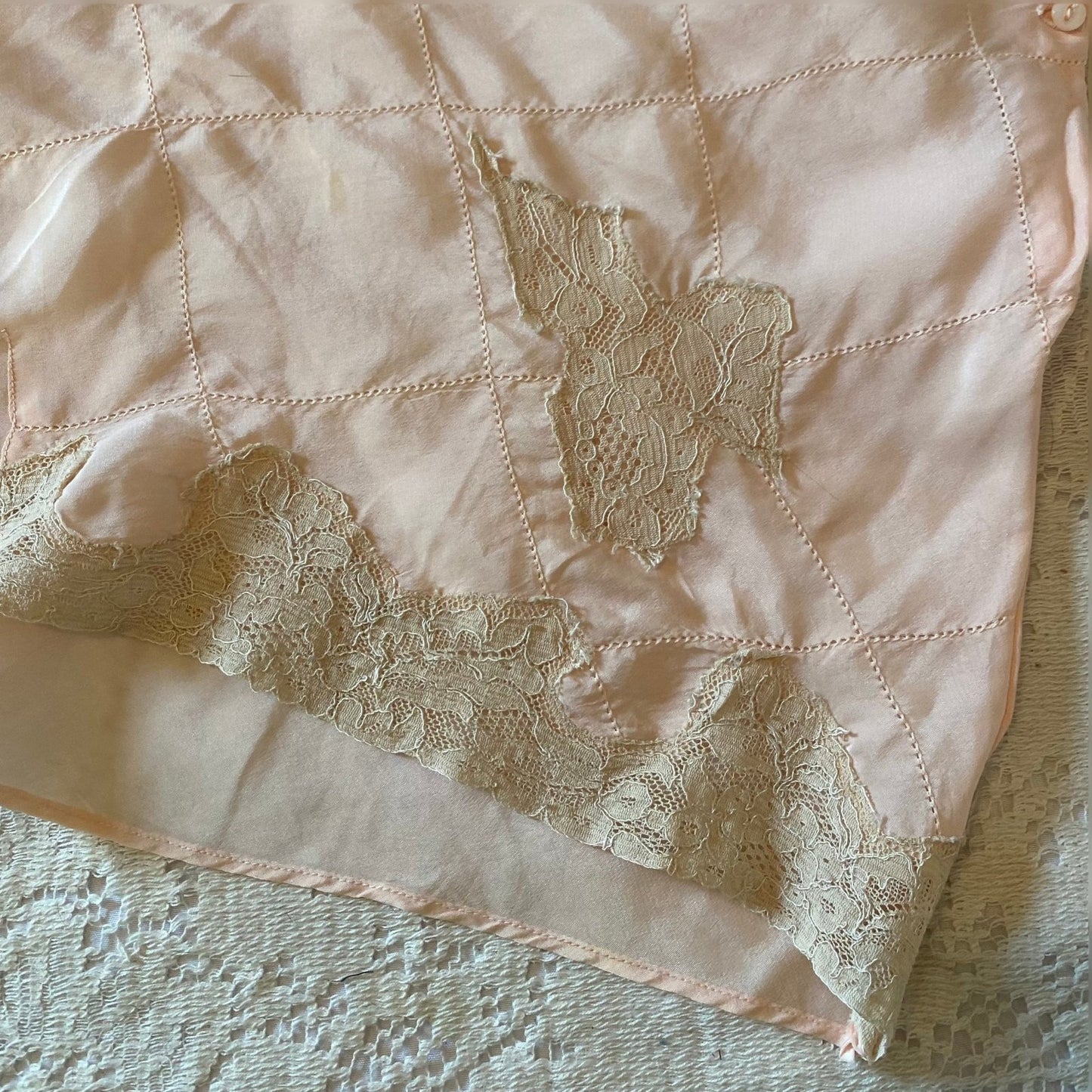 Vintage 1930's Tap Pants | Pale Rosy Peach Silk with Nude Lace & Diamond Stitching | Size S, M | J.C. Penney - Daggers & Dames