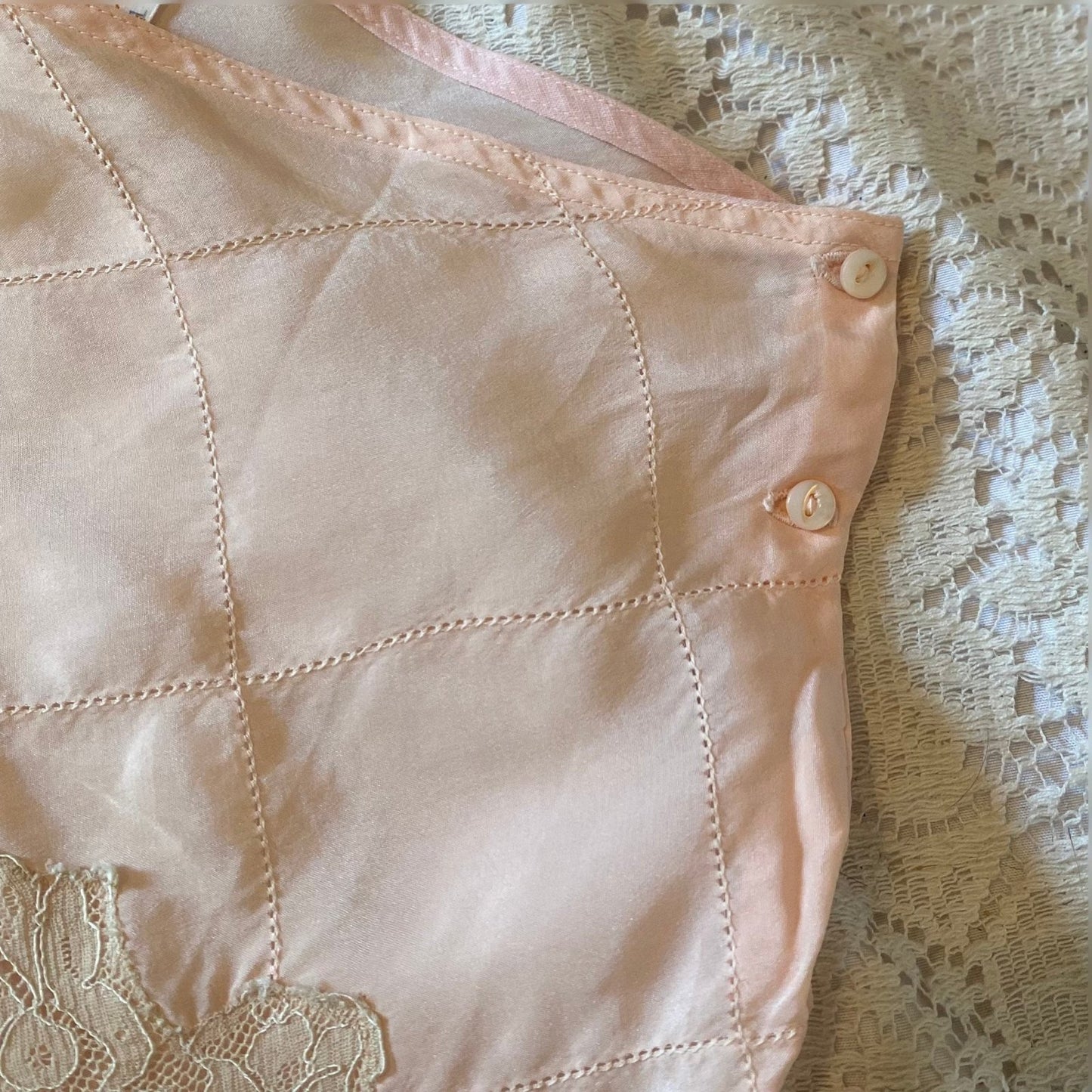 Vintage 1930's Tap Pants | Pale Rosy Peach Silk with Nude Lace & Diamond Stitching | Size S, M | J.C. Penney - Daggers & Dames