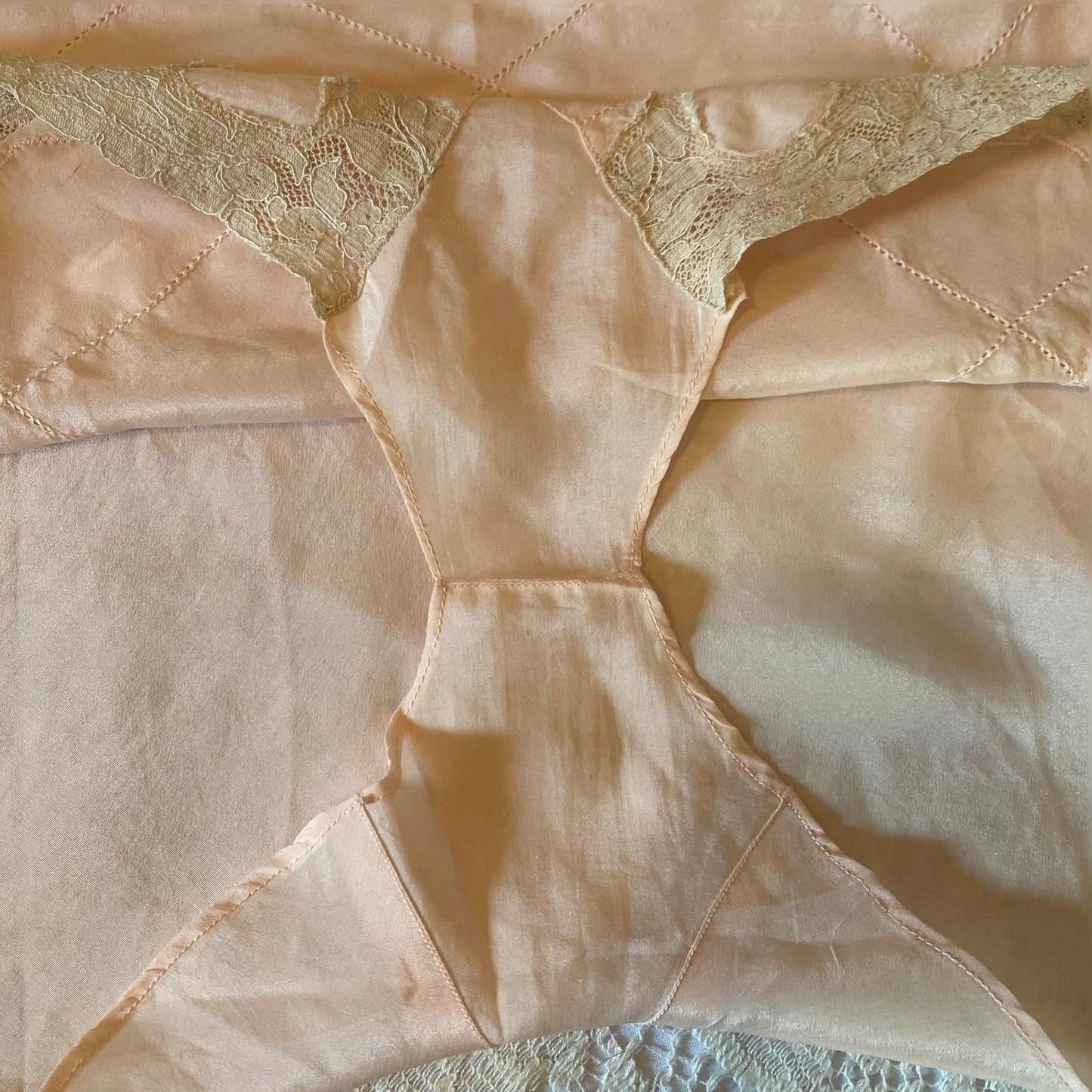 Vintage 1930's Tap Pants | Pale Rosy Peach Silk with Nude Lace & Diamond Stitching | Size S, M | J.C. Penney - Daggers & Dames