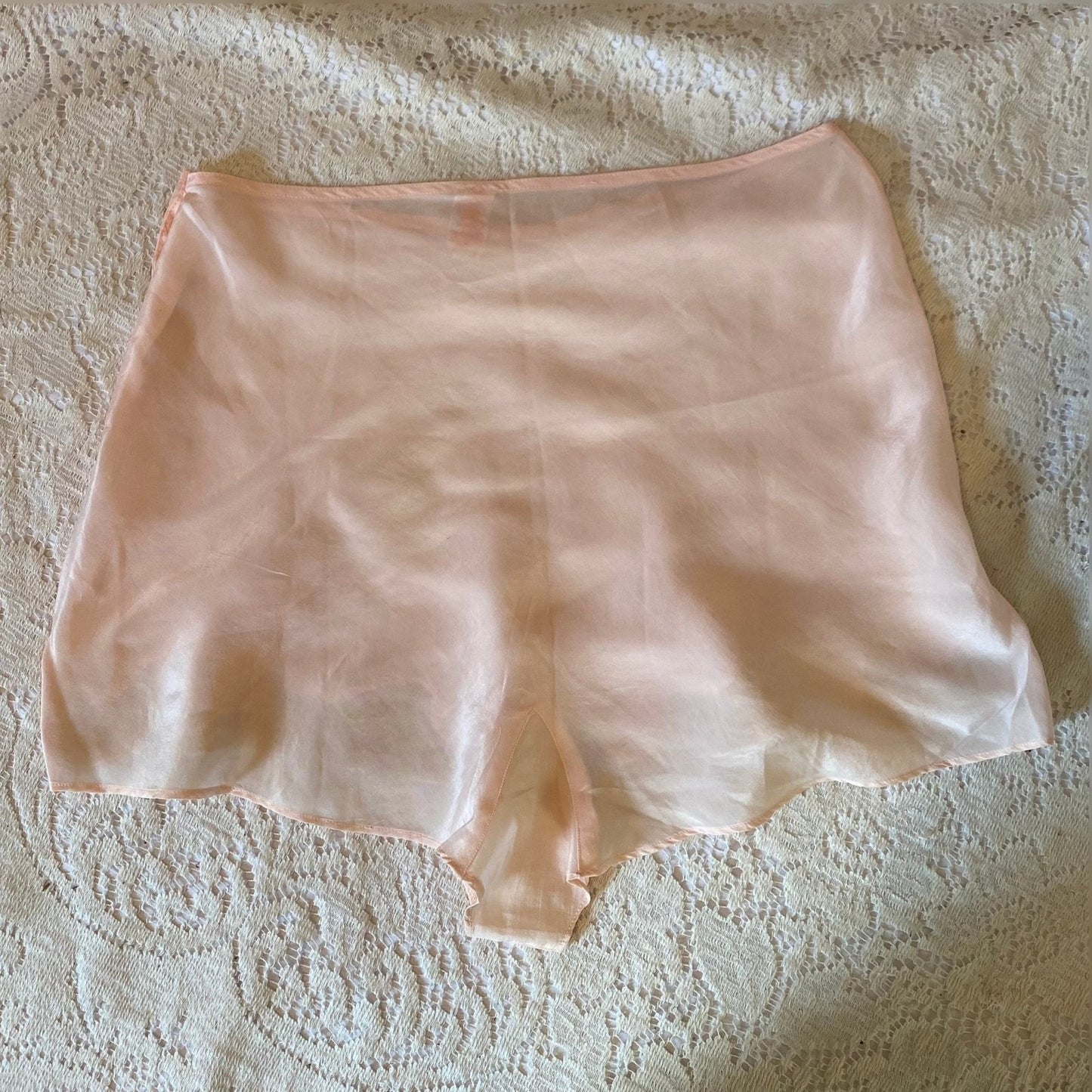 Vintage 1930's Tap Pants | Pale Rosy Peach Silk with Nude Lace & Diamond Stitching | Size S, M | J.C. Penney - Daggers & Dames