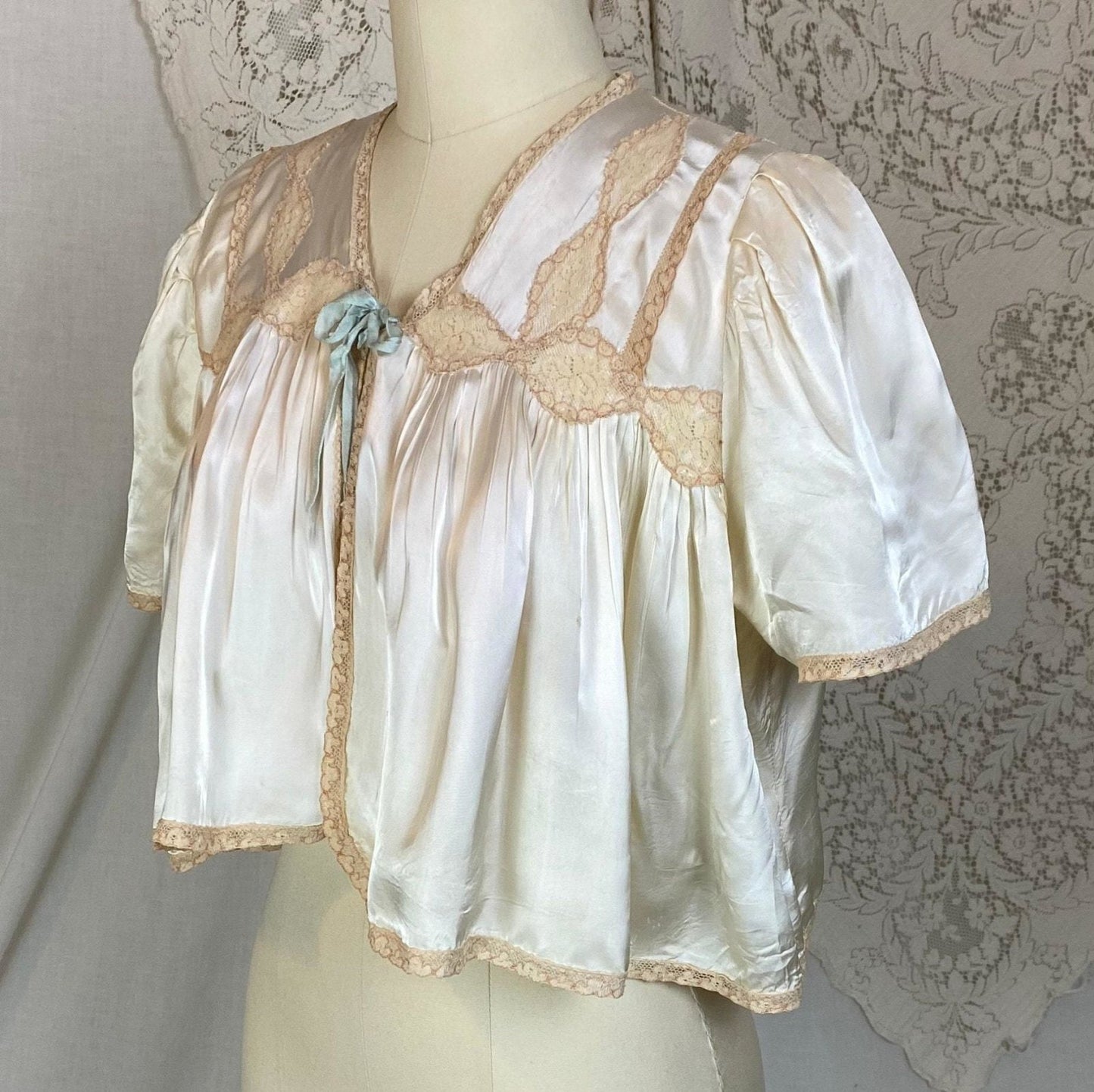 Vintage 1940's Bed Jacket | Pale Champagne Ivory Rayon Satin with Warm Nude Lace | Size XS, S - Daggers & Dames