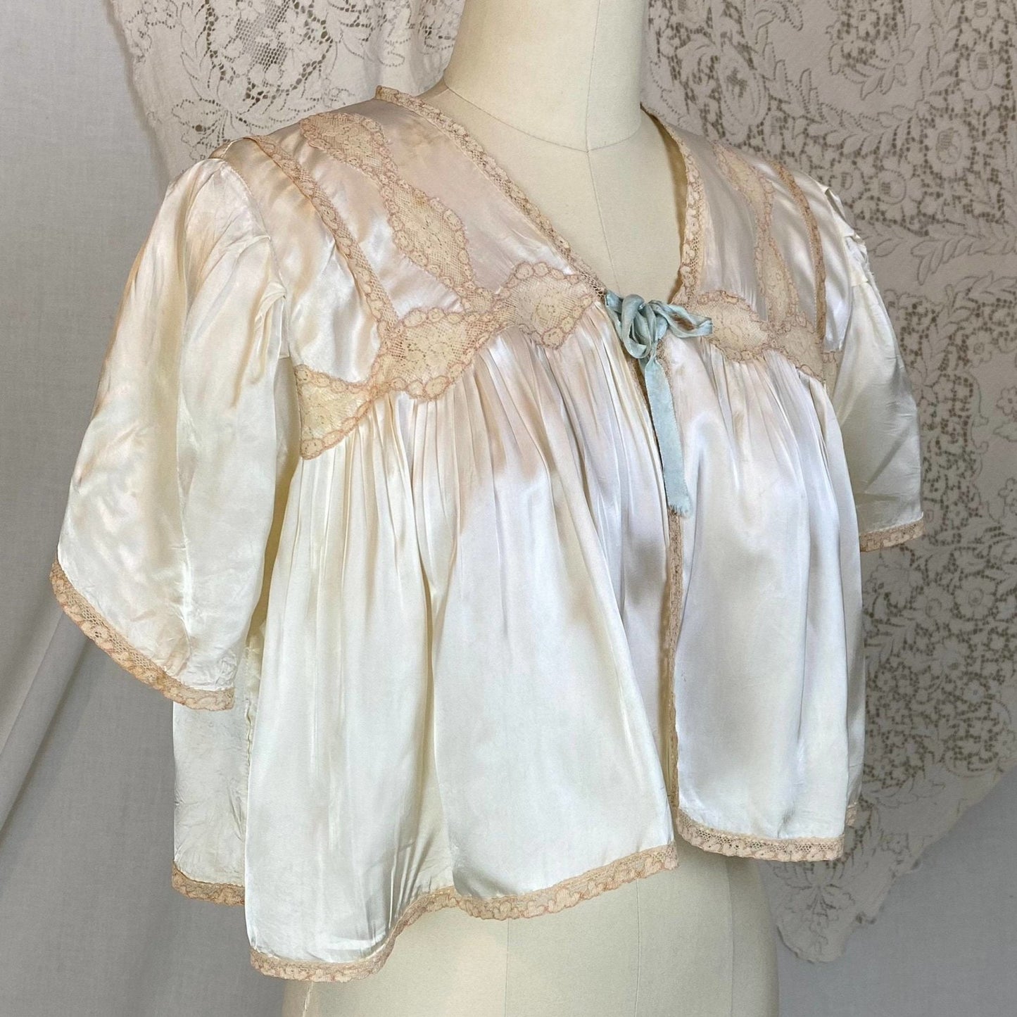 Vintage 1940's Bed Jacket | Pale Champagne Ivory Rayon Satin with Warm Nude Lace | Size XS, S - Daggers & Dames