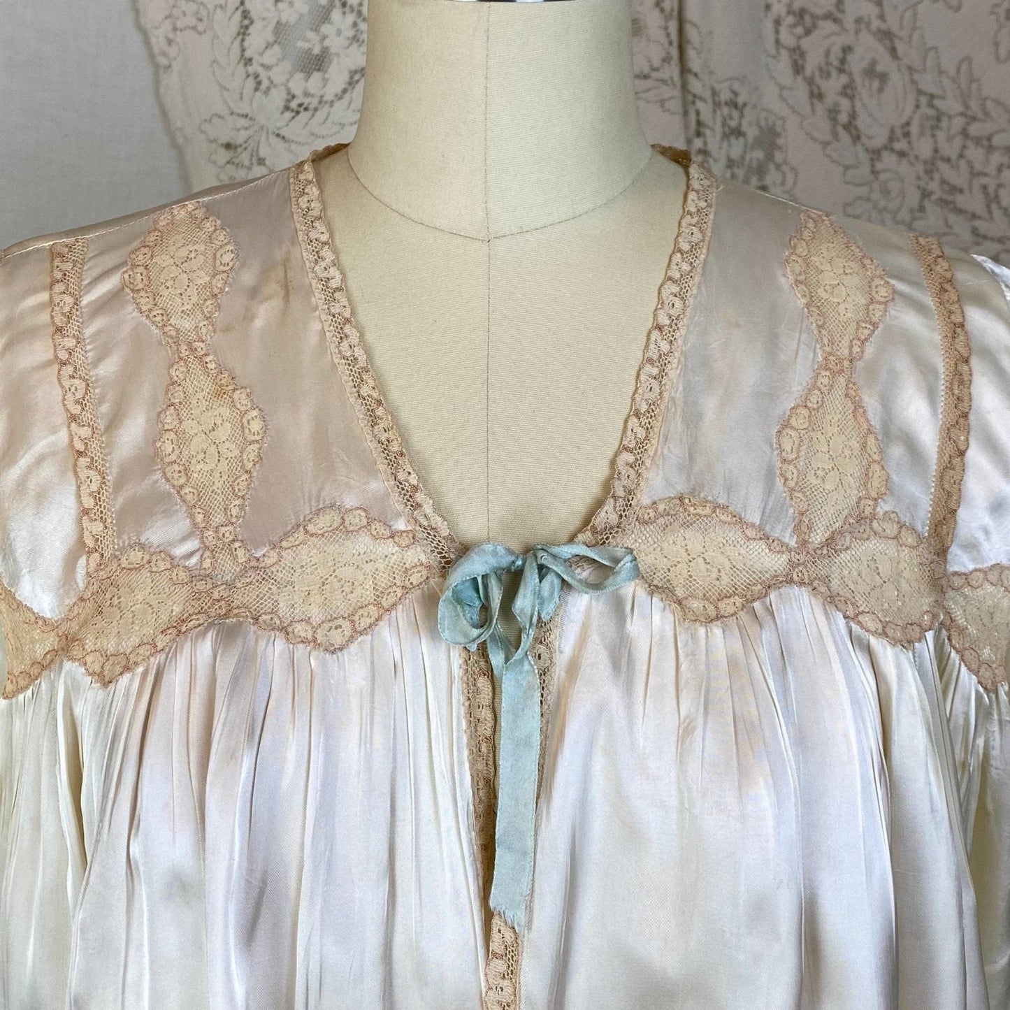 Vintage 1940's Bed Jacket | Pale Champagne Ivory Rayon Satin with Warm Nude Lace | Size XS, S - Daggers & Dames