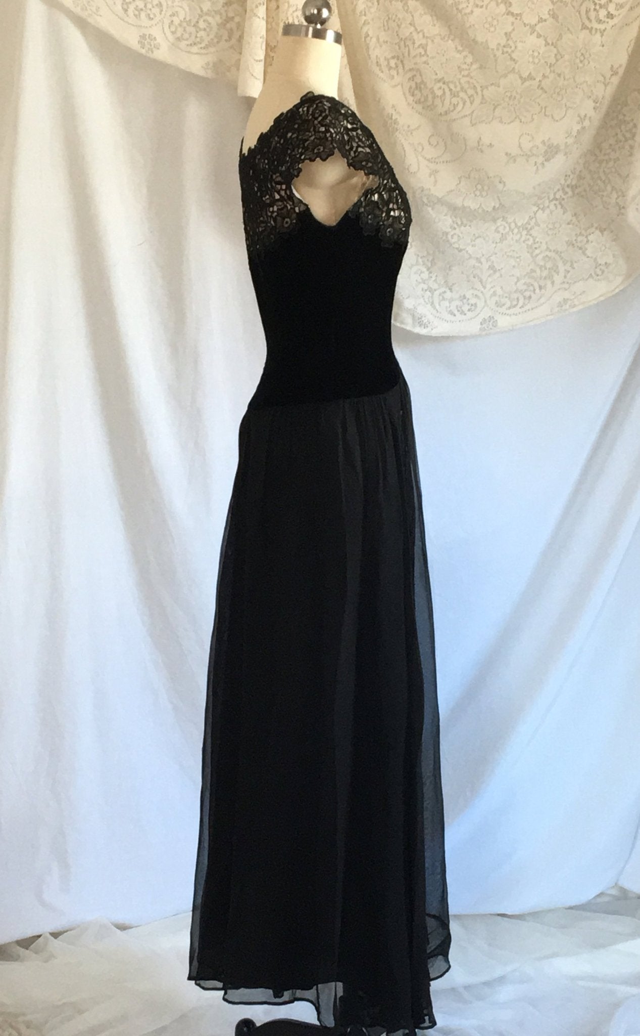Vintage 1940's Dress | Black Velvet & Chiffon with Lace | Evening Gown | Off Shoulder | Size S - Daggers & Dames