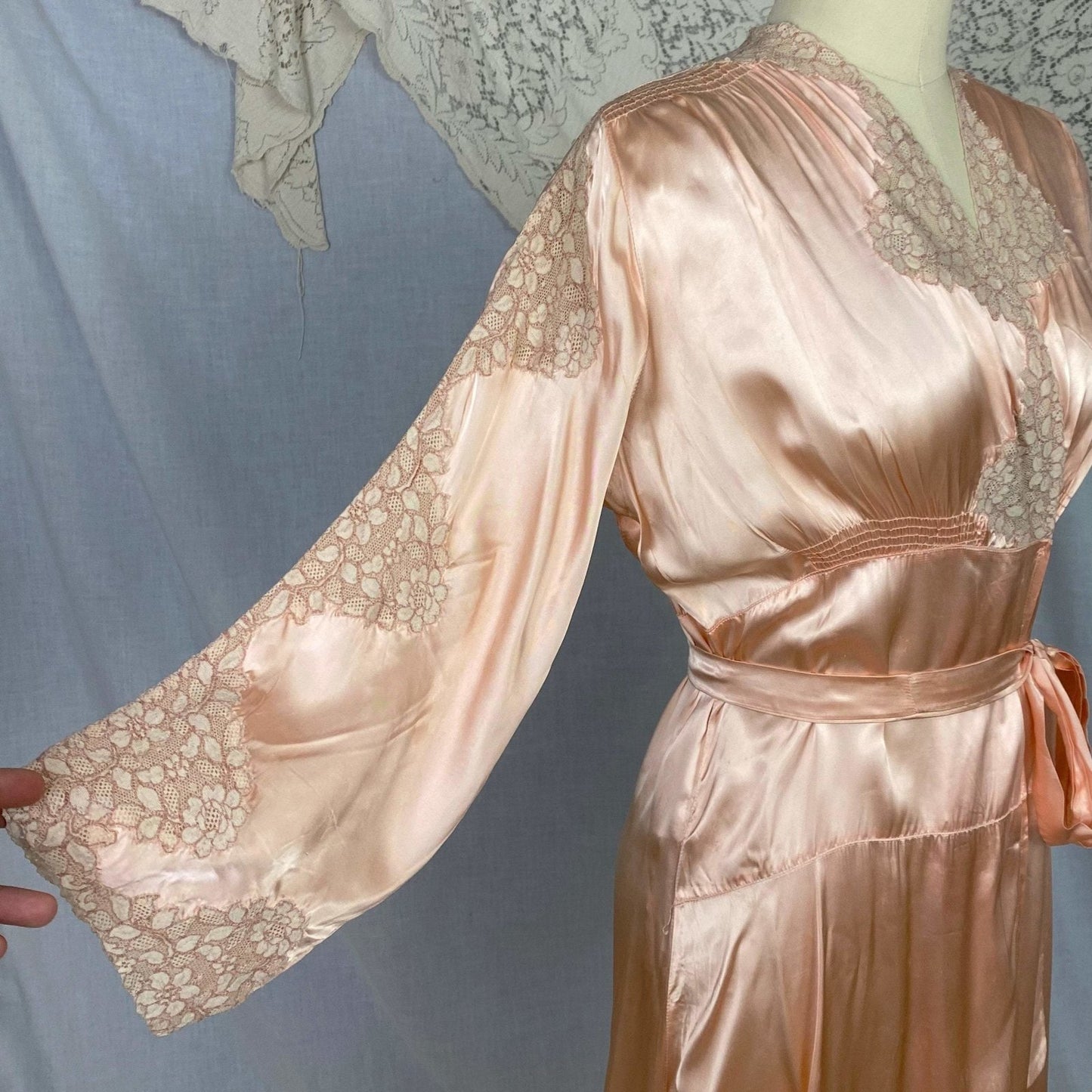 Vintage 1940's Dressing Gown Robe | Rose Peach Rayon Satin with Ivory Alençon Lace | Size XS, S - Daggers & Dames