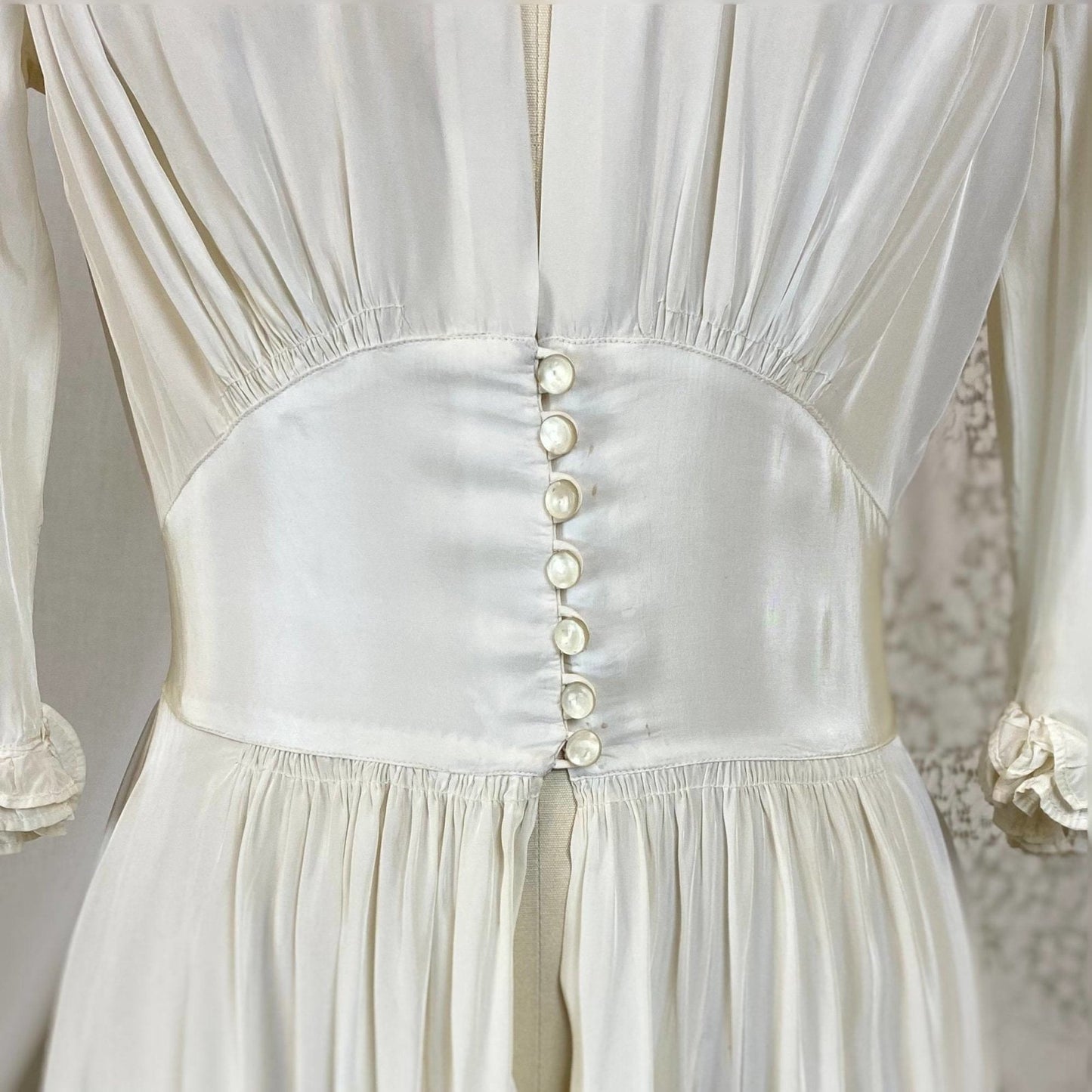Vintage 1940's Dressing Gown Robe | Silky White Rayon with Ruffles | Size XS | Flobert - Daggers & Dames