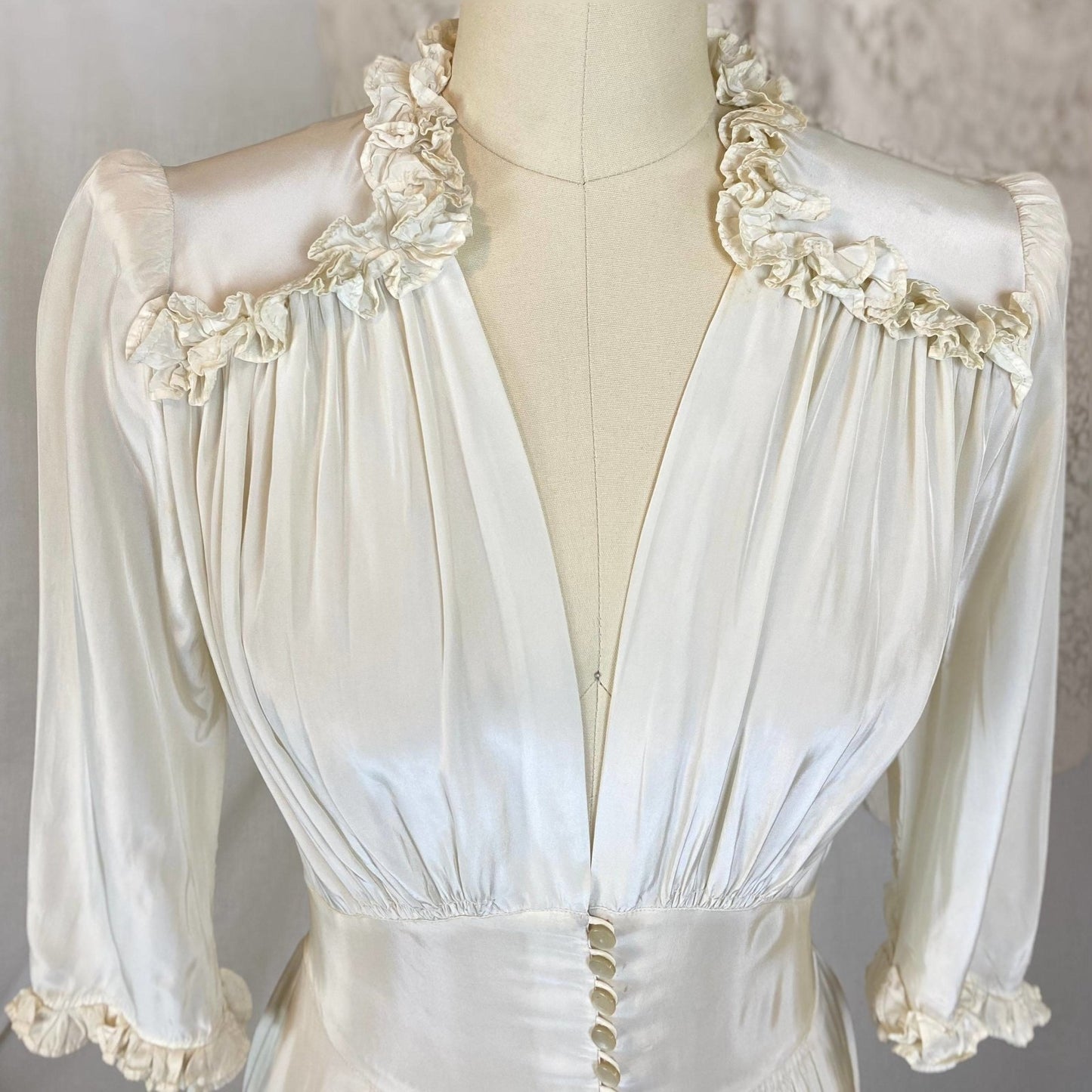 Vintage 1940's Dressing Gown Robe | Silky White Rayon with Ruffles | Size XS | Flobert - Daggers & Dames