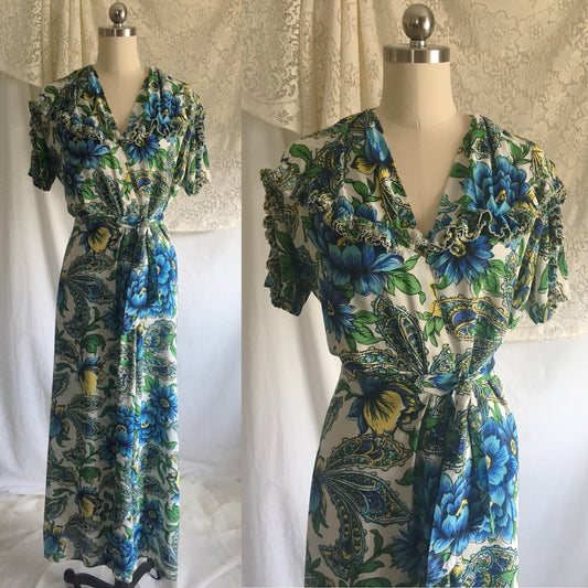 Vintage 1940's Dressing Gown | White Rayon with Hawaiian Floral Print | Size XS, S - Daggers & Dames