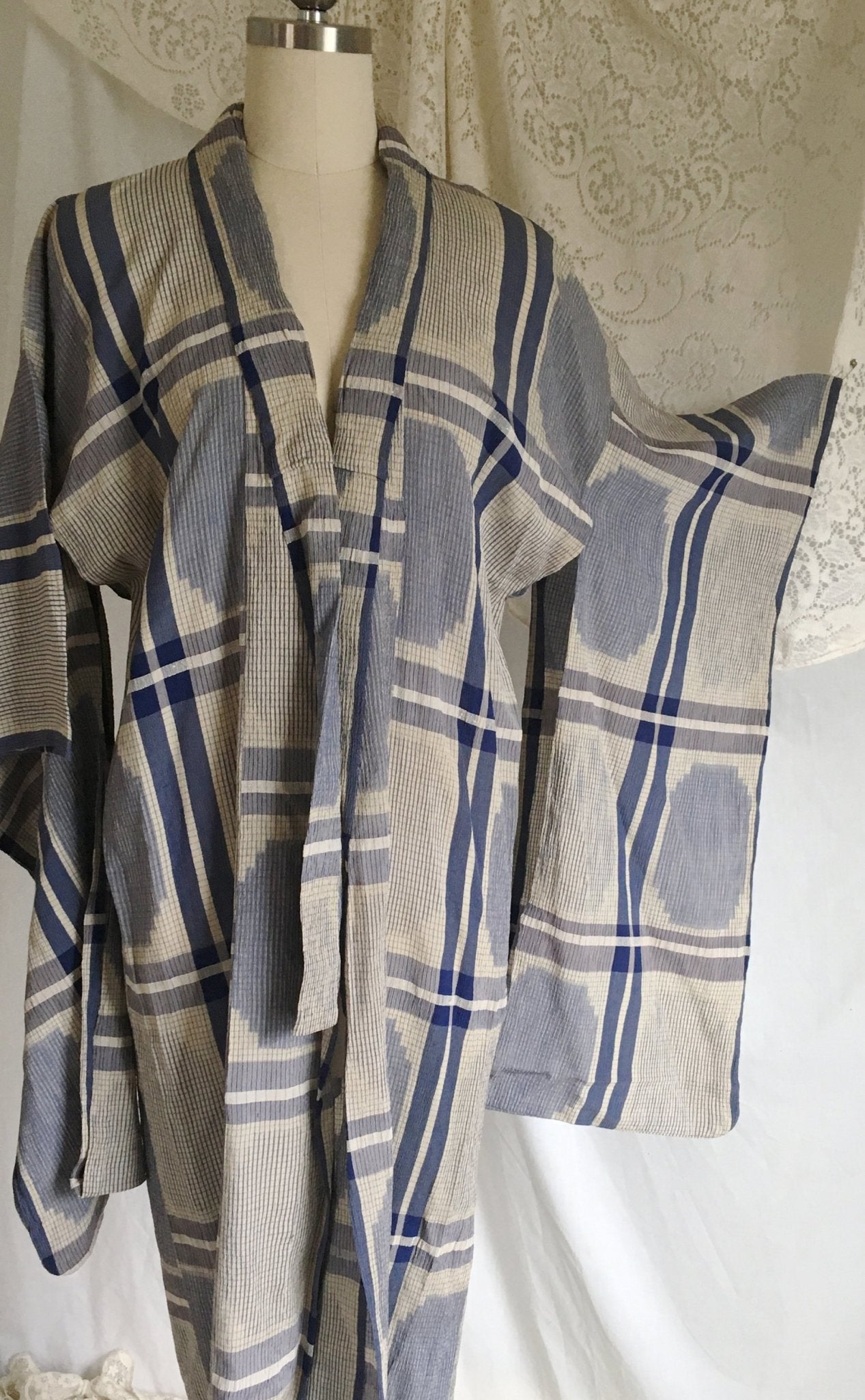 Vintage 1940's Kimono | Blue Crepe Silk | Geometric Pattern | Size SM/LG - Daggers & Dames