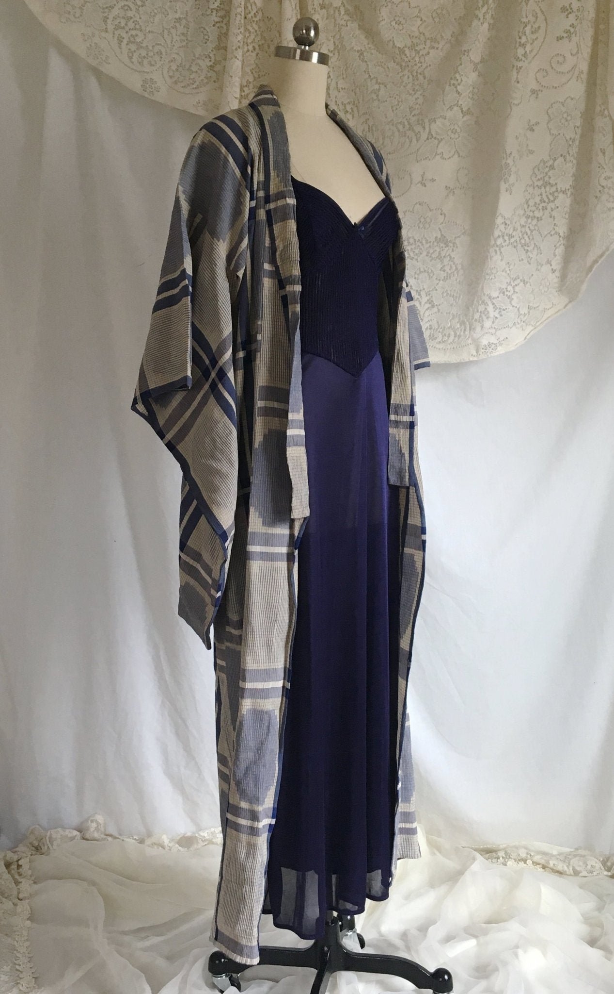 Vintage 1940's Kimono | Blue Crepe Silk | Geometric Pattern | Size SM/LG - Daggers & Dames