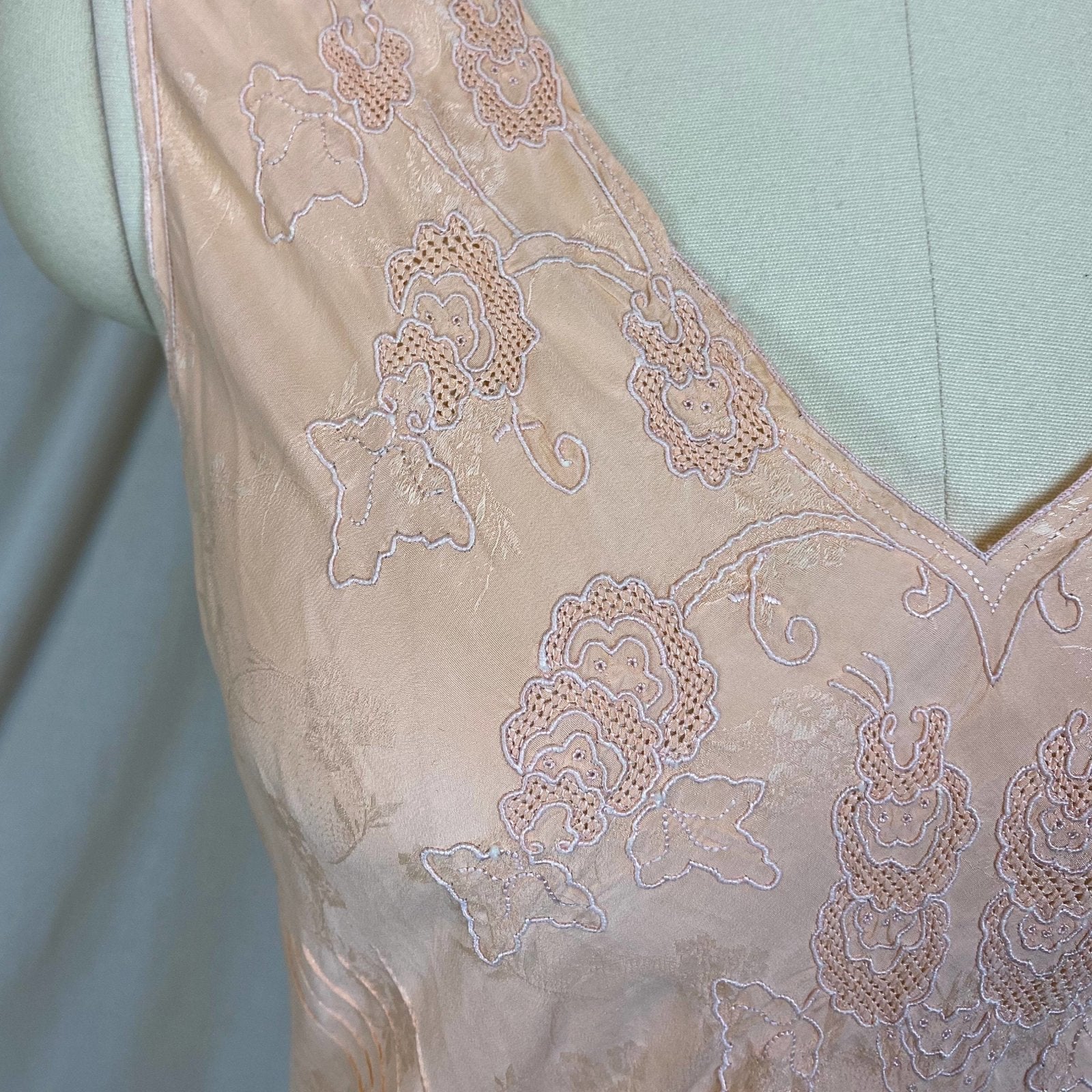 Vintage 1940's Nightgown | Creamy Peach Silk with Floral Satin Damask & Embroidery | Size M, LG - Daggers & Dames