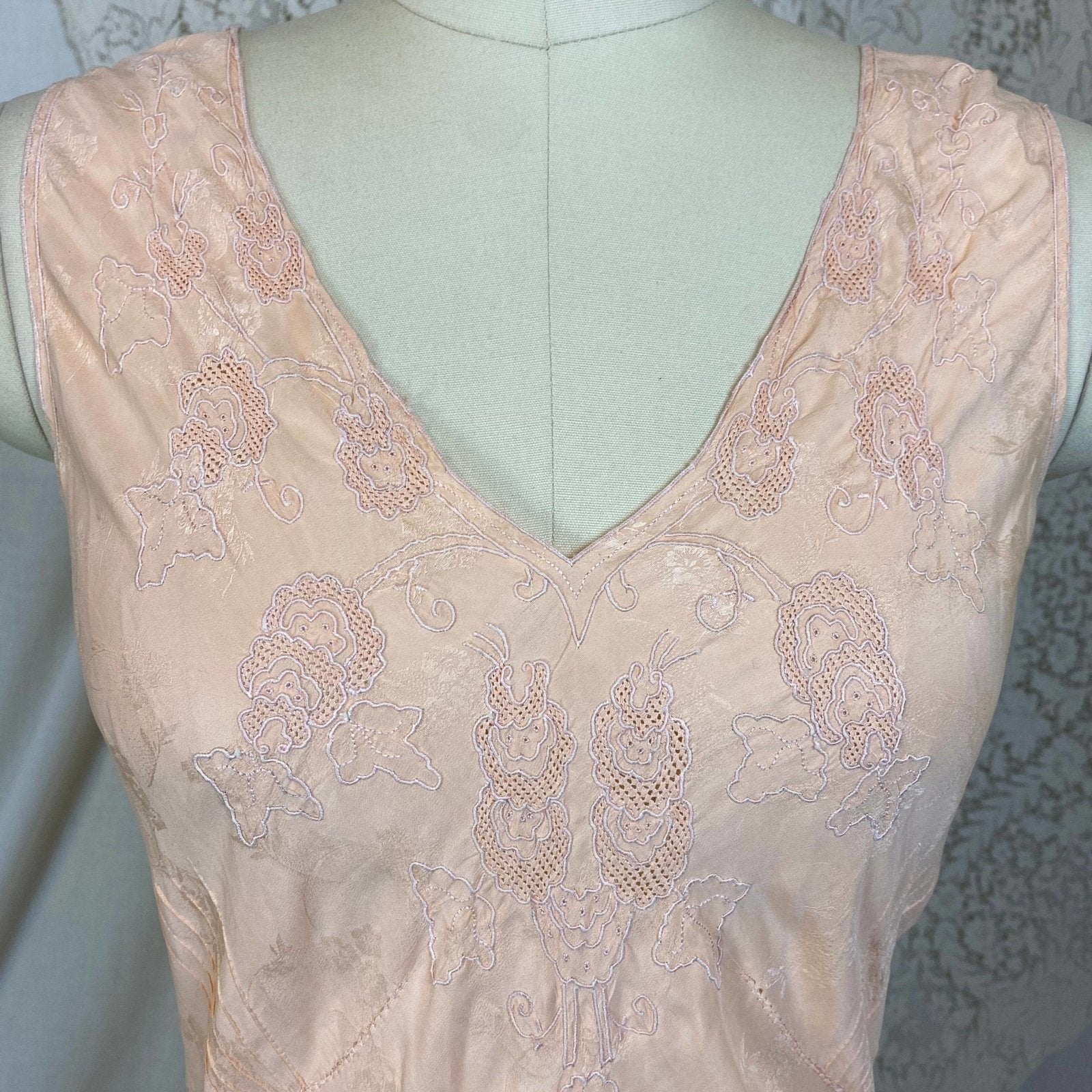 Vintage 1940's Nightgown | Creamy Peach Silk with Floral Satin Damask & Embroidery | Size M, LG - Daggers & Dames