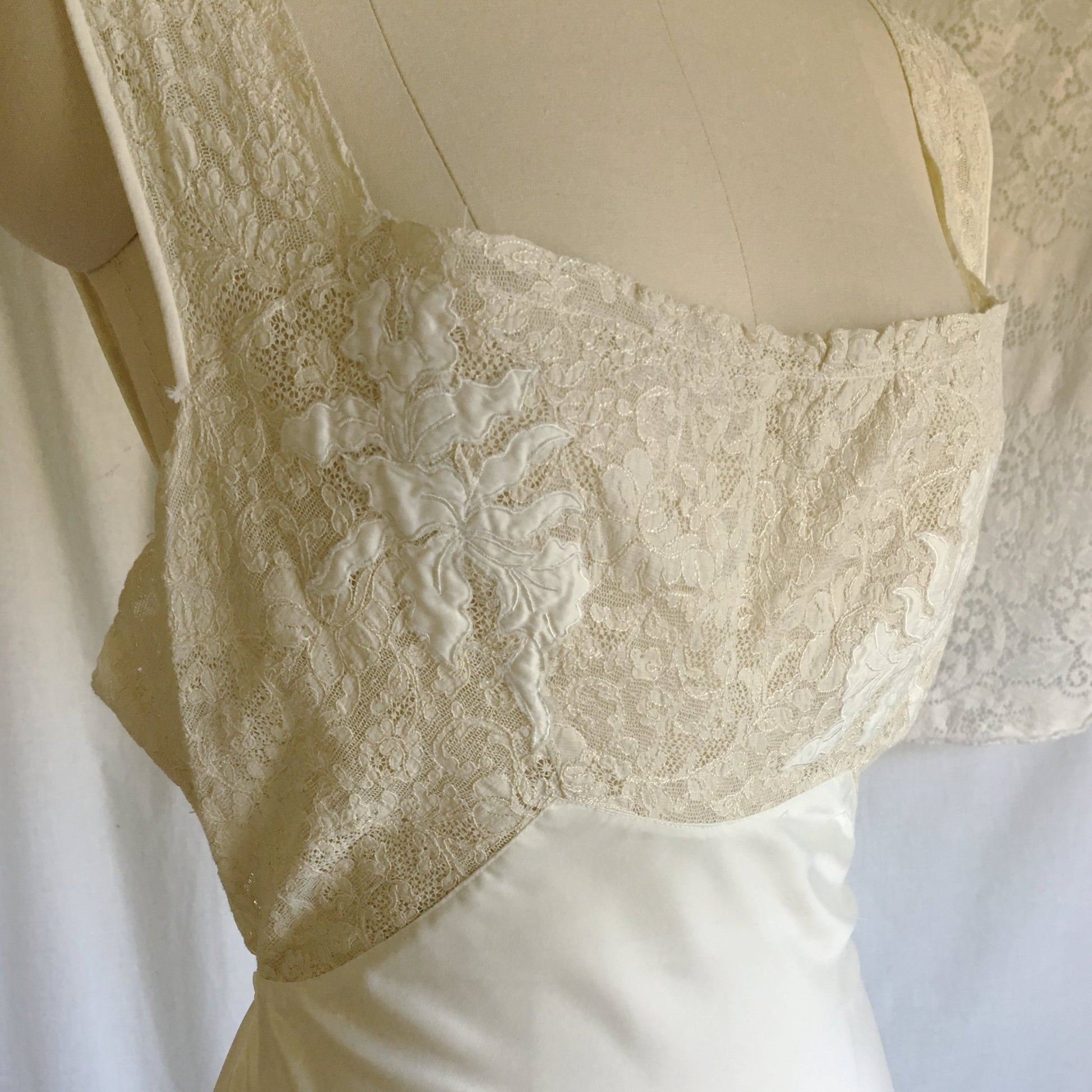 Vintage 1940's Nightgown | White DuPont Nylon Satin with Lace & Leaf Appliques | Chevette | Size M - Daggers & Dames