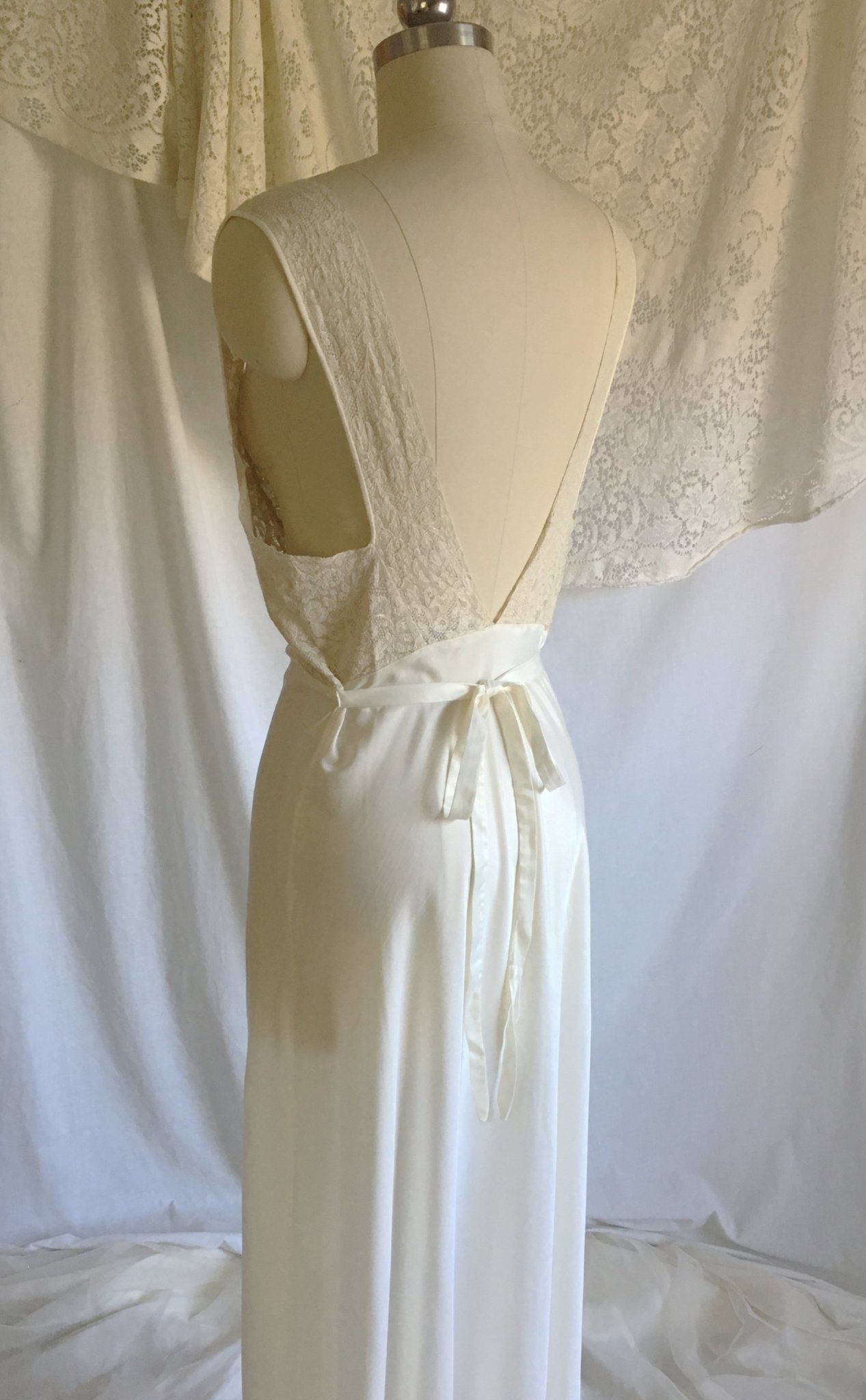 Vintage 1940's Nightgown | White DuPont Nylon Satin with Lace & Leaf Appliques | Chevette | Size M - Daggers & Dames