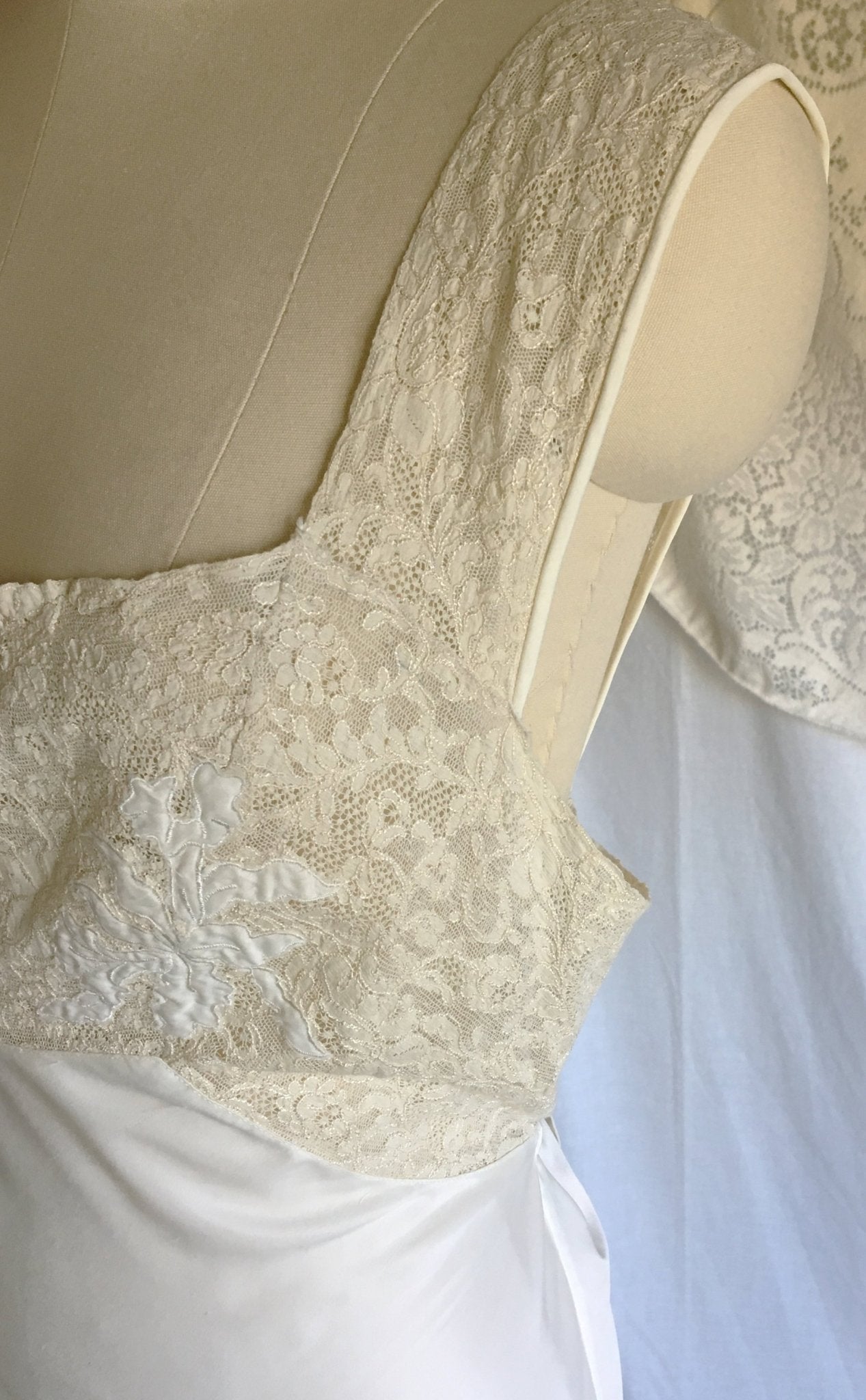 Vintage 1940's Nightgown | White DuPont Nylon Satin with Lace & Leaf Appliques | Chevette | Size M - Daggers & Dames