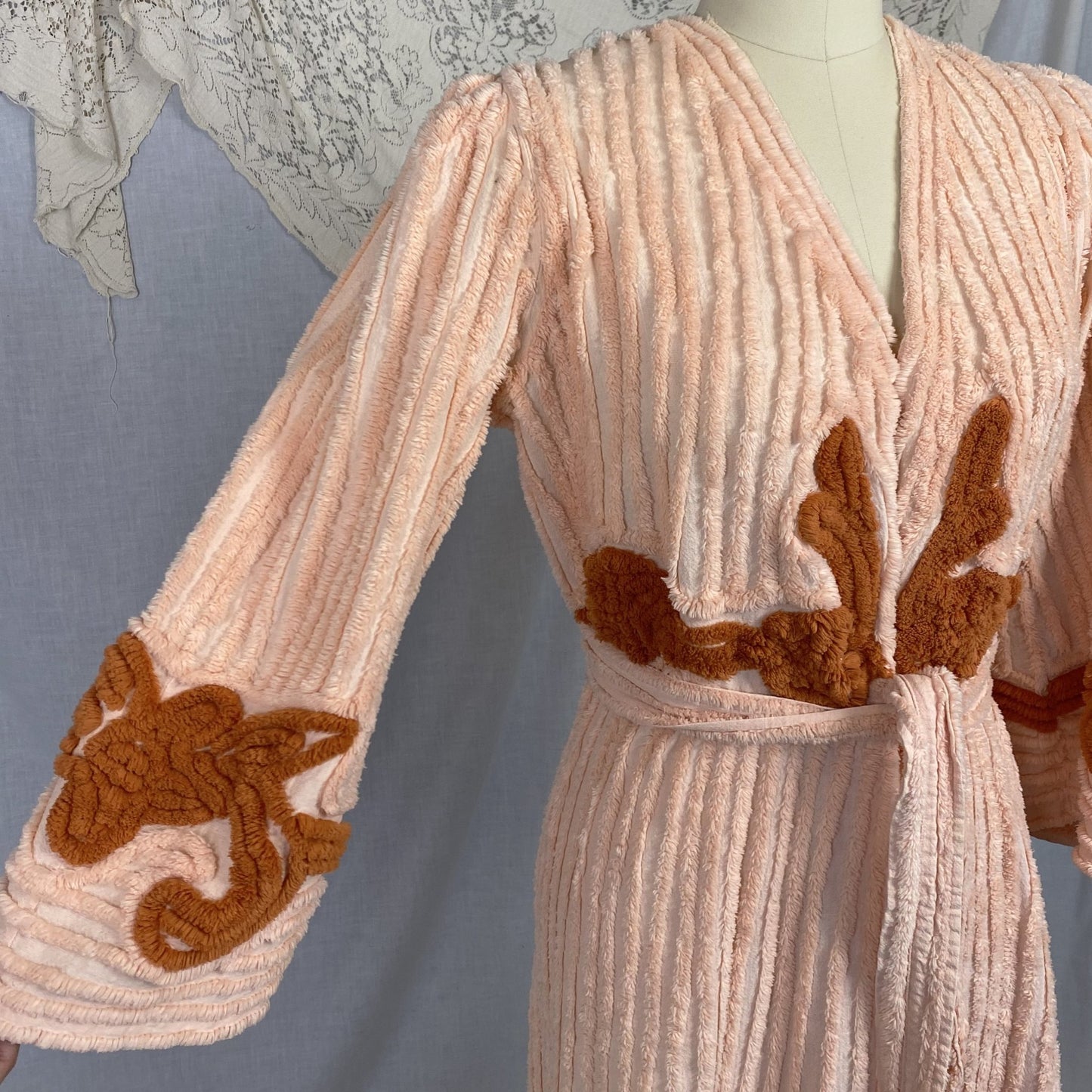 Vintage 1940's Robe | Lush Peach Candlewick Chenille with Sienna Floral Tufts | Size S, M - Daggers & Dames