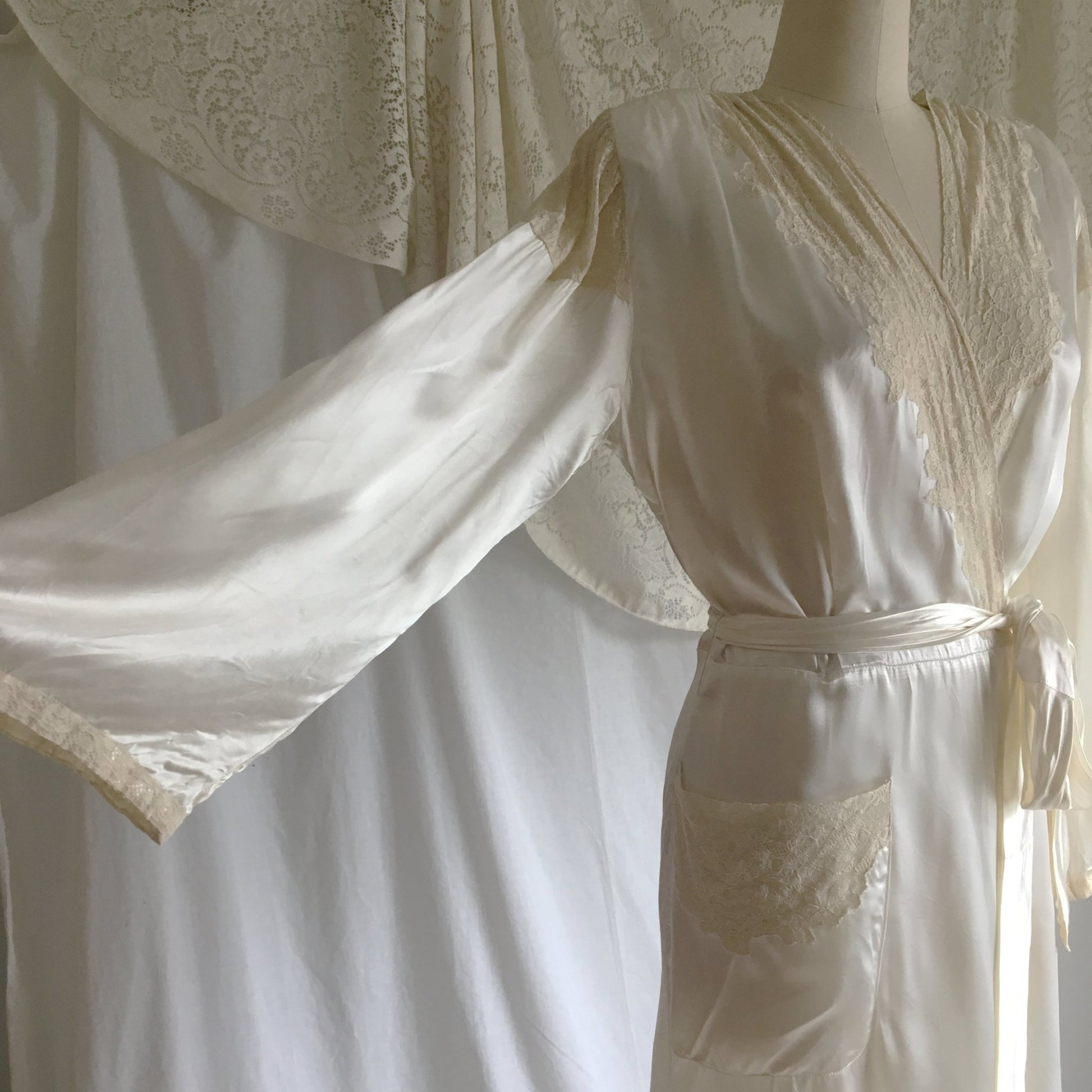 Vintage 1940's Robe | Pearly White Rayon Satin with Alençon Lace & Bell Sleeves | Size S, M - Daggers & Dames