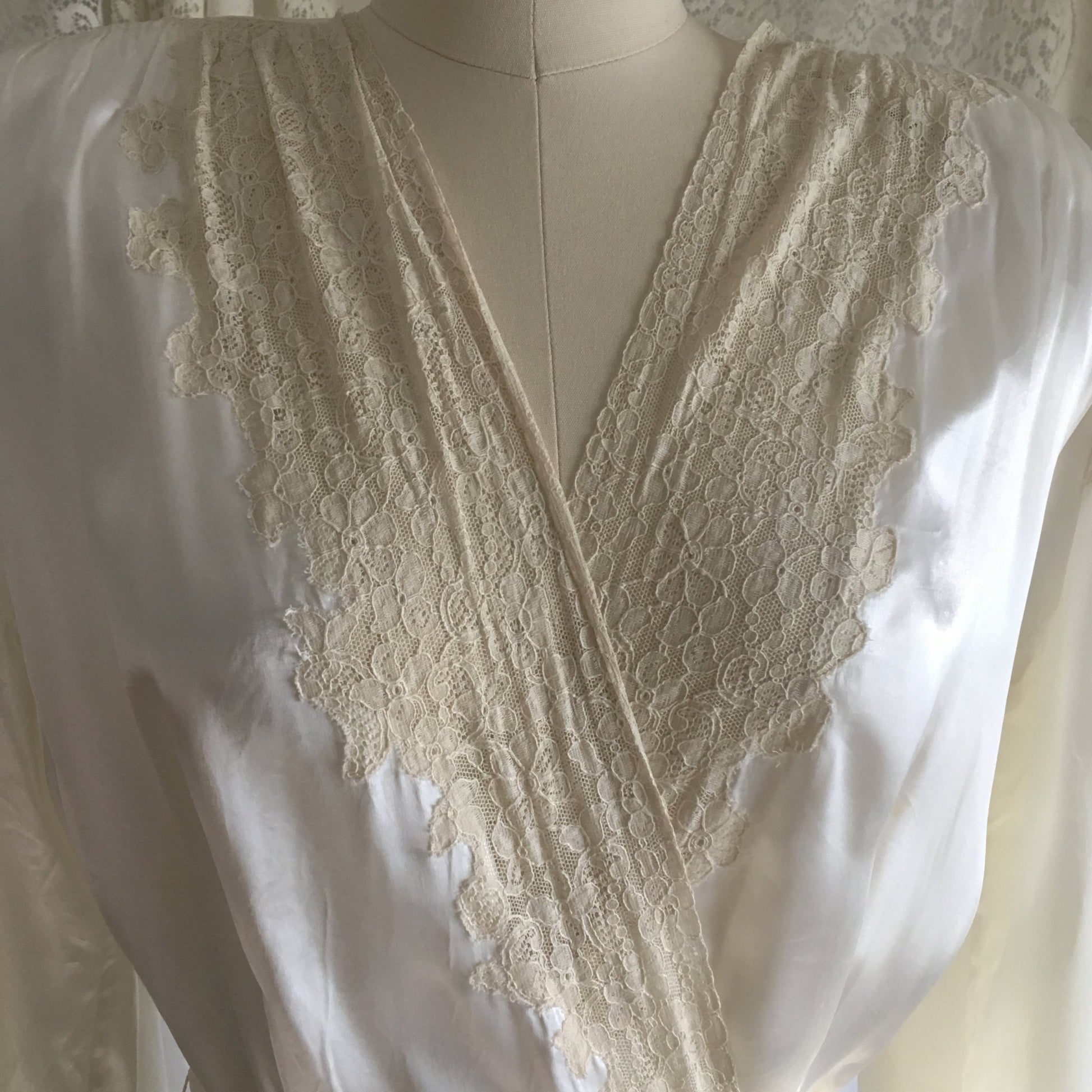 Vintage 1940's Robe | Pearly White Rayon Satin with Alençon Lace & Bell Sleeves | Size S, M - Daggers & Dames