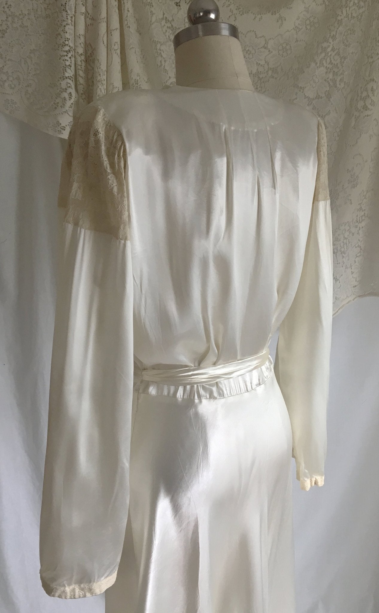 Vintage 1940's Robe | Pearly White Rayon Satin with Alençon Lace & Bell Sleeves | Size S, M - Daggers & Dames
