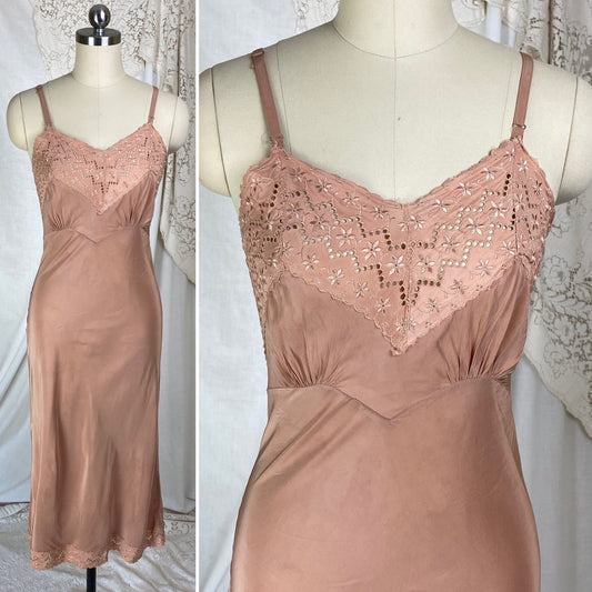 Vintage 1940's Slip | Creamy Mocha Brown Rayon with Eyelet Lace | Size XS - Daggers & Dames