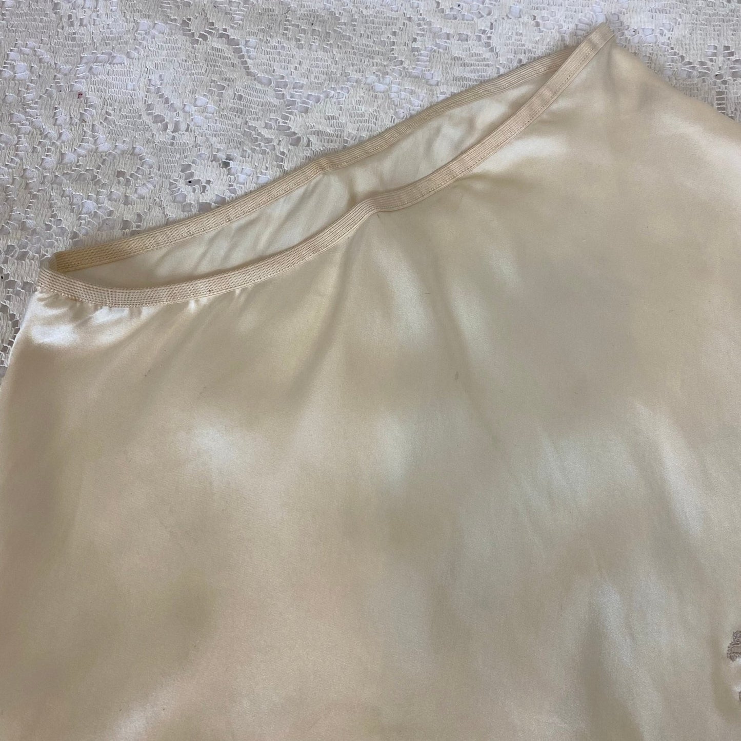 Vintage 1940's Tap Pants | Creamy Ivory Silk with Warm Nude Floral Lace | Size XS, S | Never Worn - Daggers & Dames