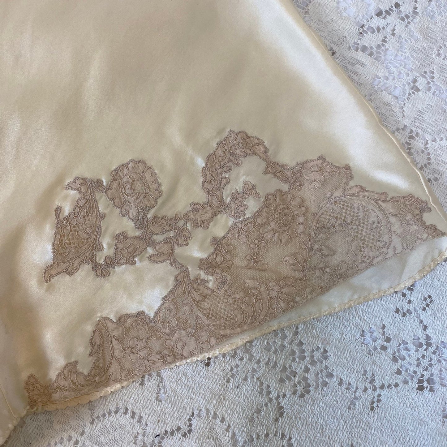 Vintage 1940's Tap Pants | Creamy Ivory Silk with Warm Nude Floral Lace | Size XS, S | Never Worn - Daggers & Dames