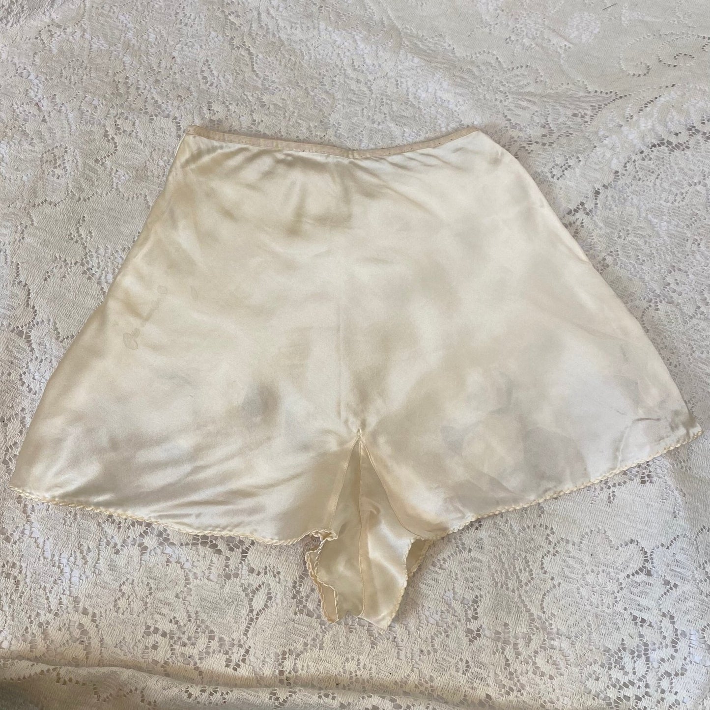 Vintage 1940's Tap Pants | Creamy Ivory Silk with Warm Nude Floral Lace | Size XS, S | Never Worn - Daggers & Dames