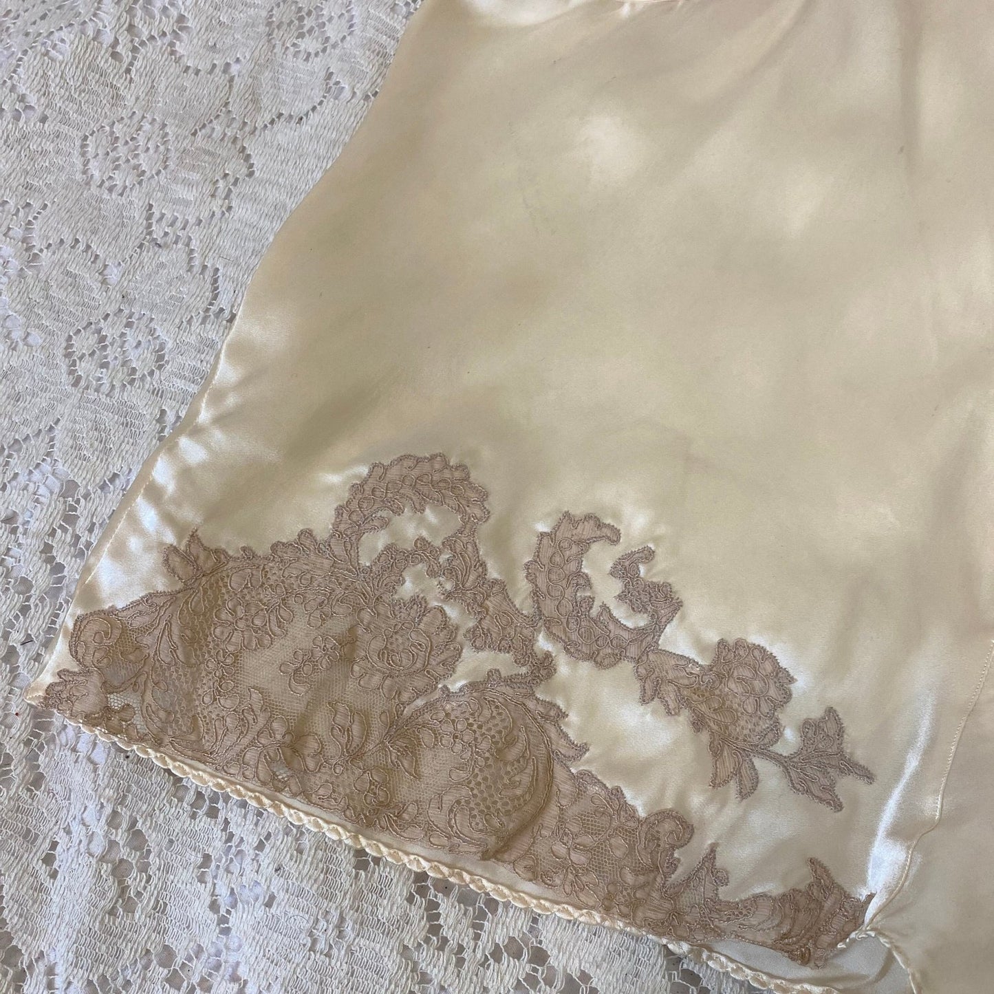Vintage 1940's Tap Pants | Creamy Ivory Silk with Warm Nude Floral Lace | Size XS, S | Never Worn - Daggers & Dames