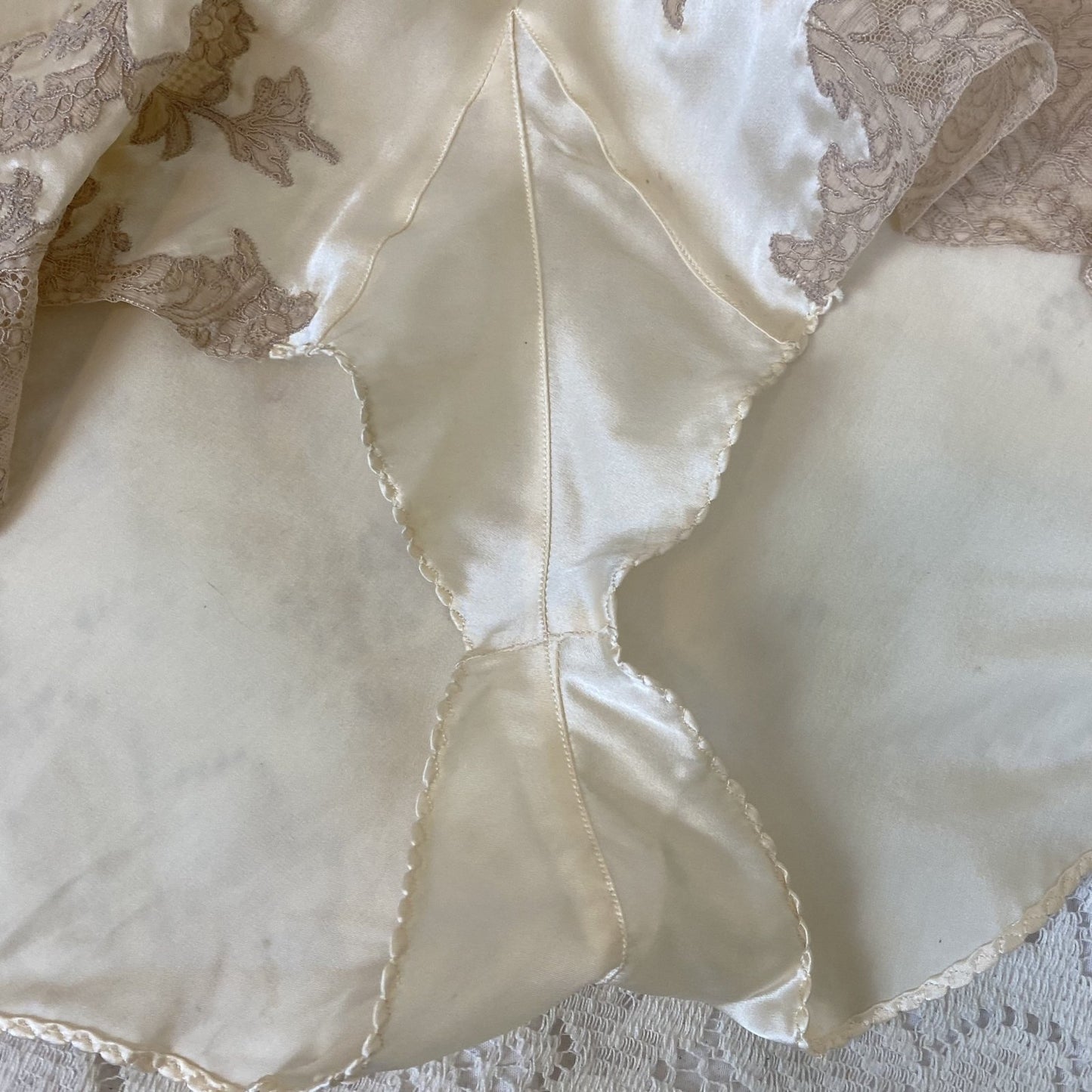 Vintage 1940's Tap Pants | Creamy Ivory Silk with Warm Nude Floral Lace | Size XS, S | Never Worn - Daggers & Dames