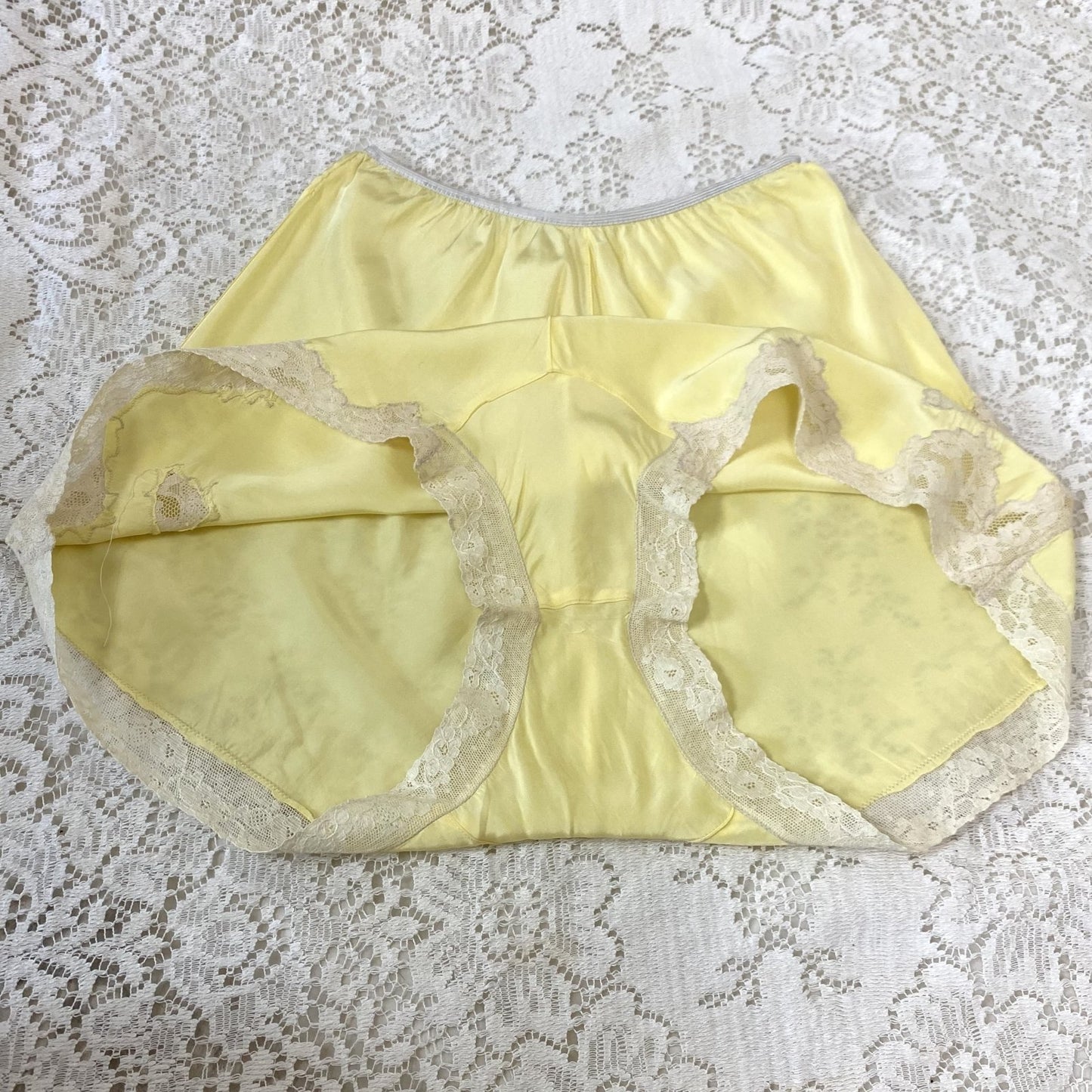 Vintage 1940's Tap Pants | Lemon Yellow Rayon with Ivory Lace Applique | Size XS - Daggers & Dames