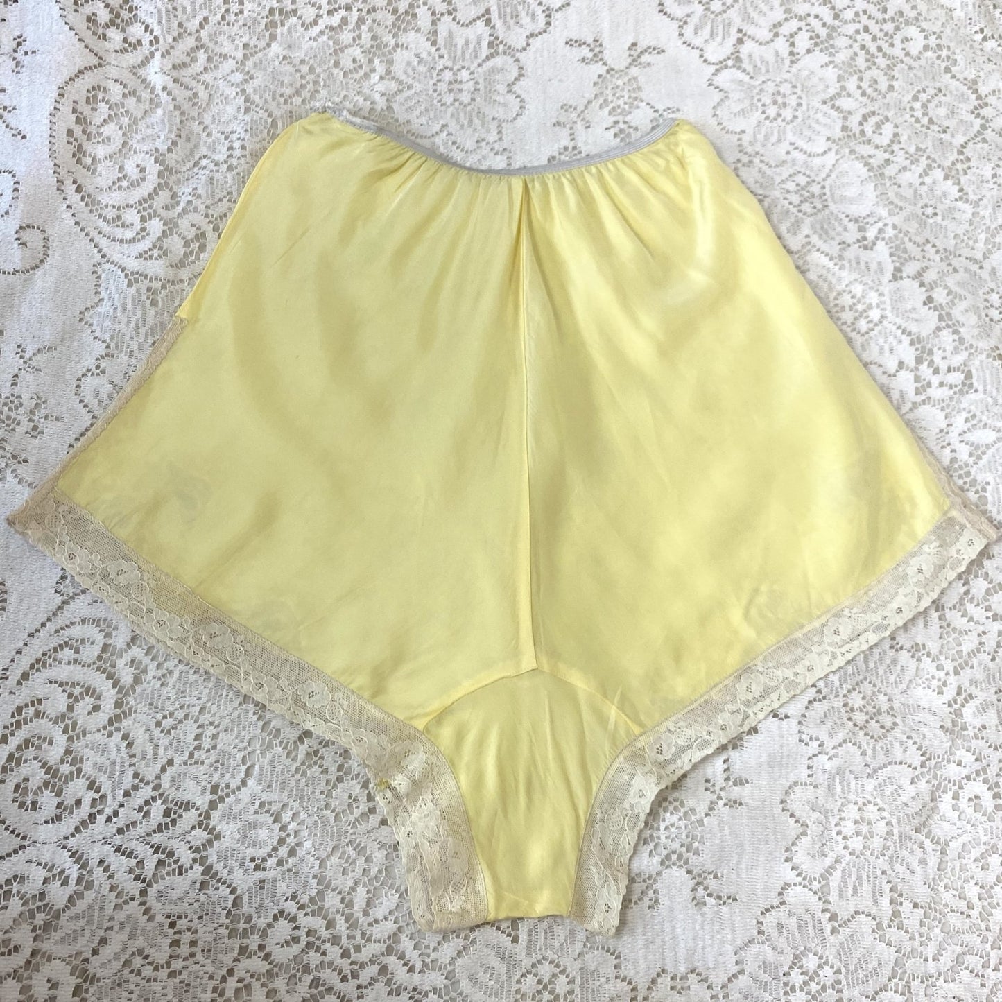 Vintage 1940's Tap Pants | Lemon Yellow Rayon with Ivory Lace Applique | Size XS - Daggers & Dames